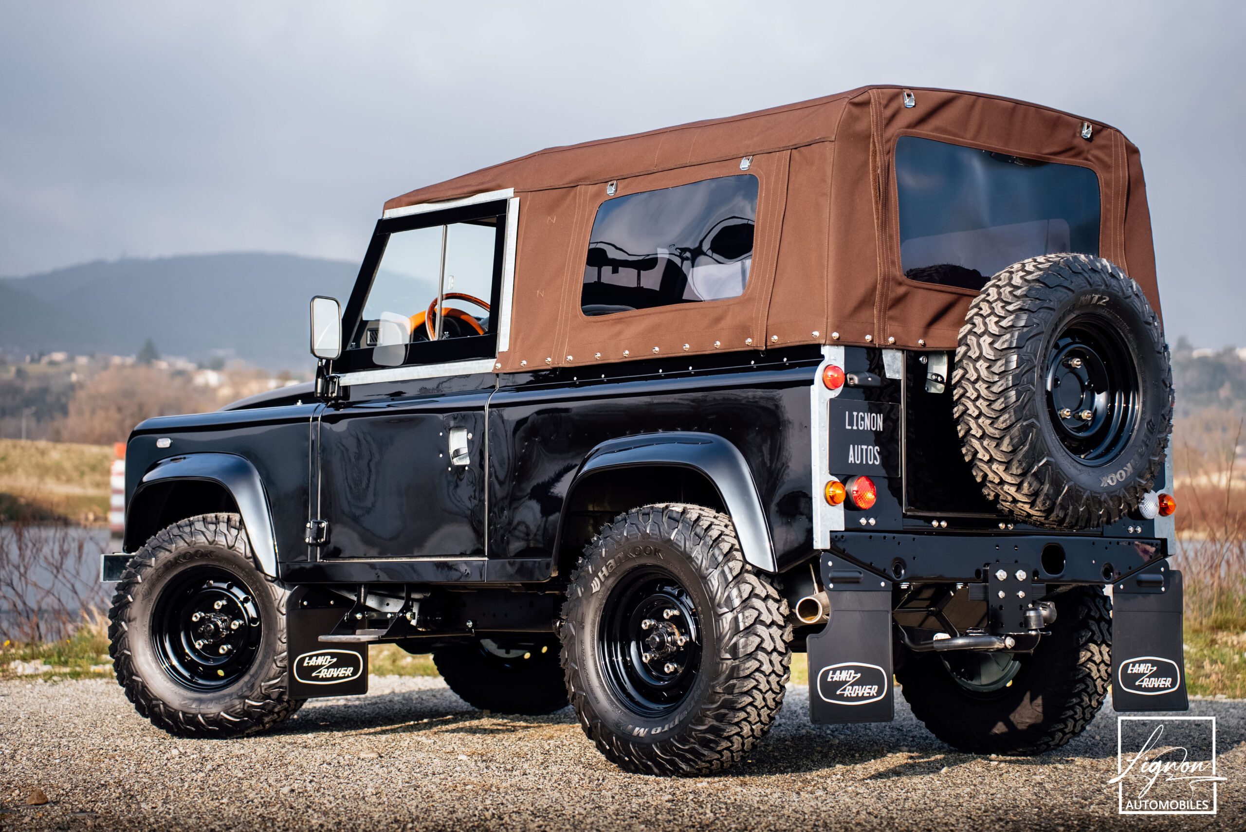 Photo Land Rover Defender 90 td4 2.2 Soft Top "Santorini Black"