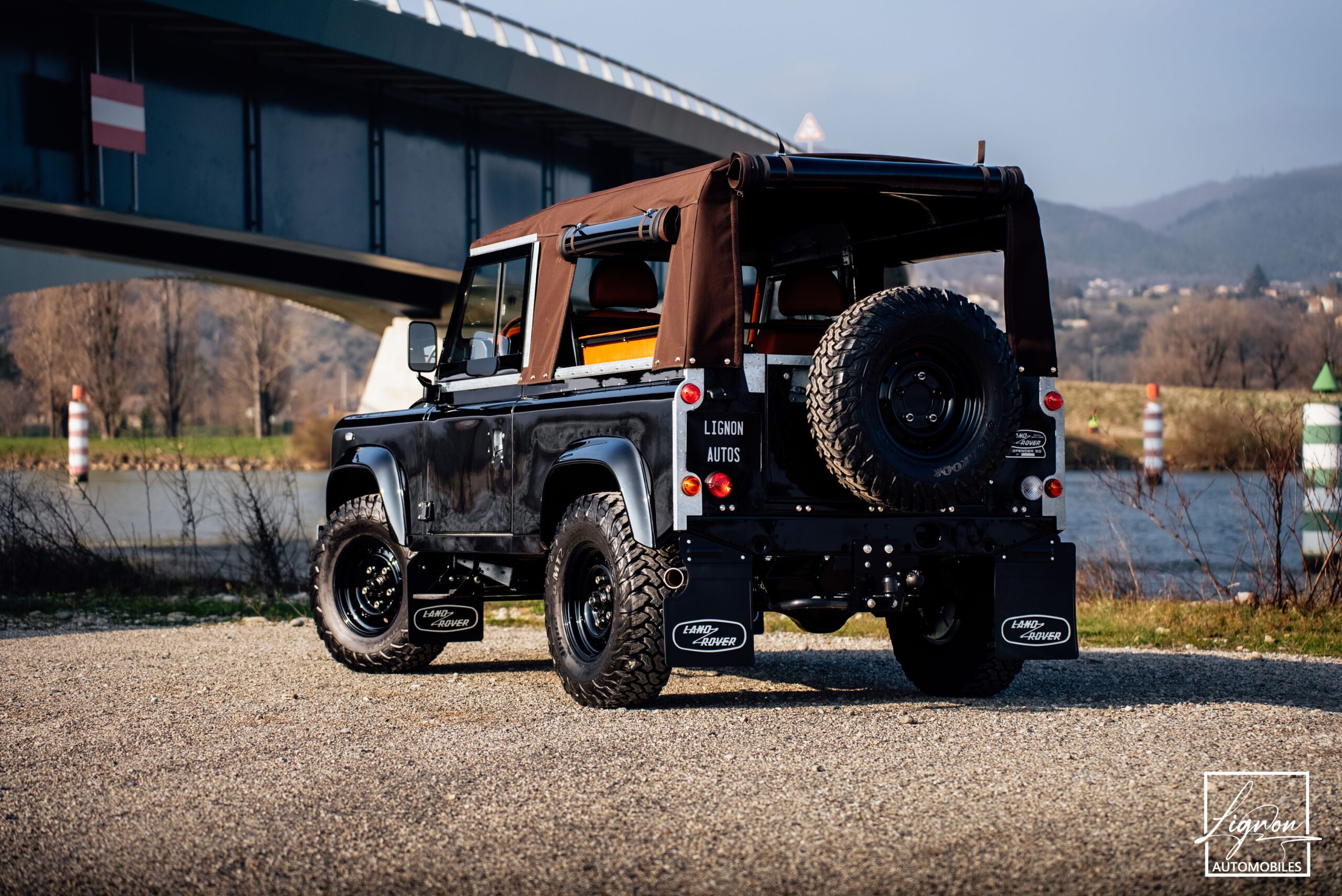 Photo Land Rover Defender 90 td4 2.2 Soft Top "Santorini Black"