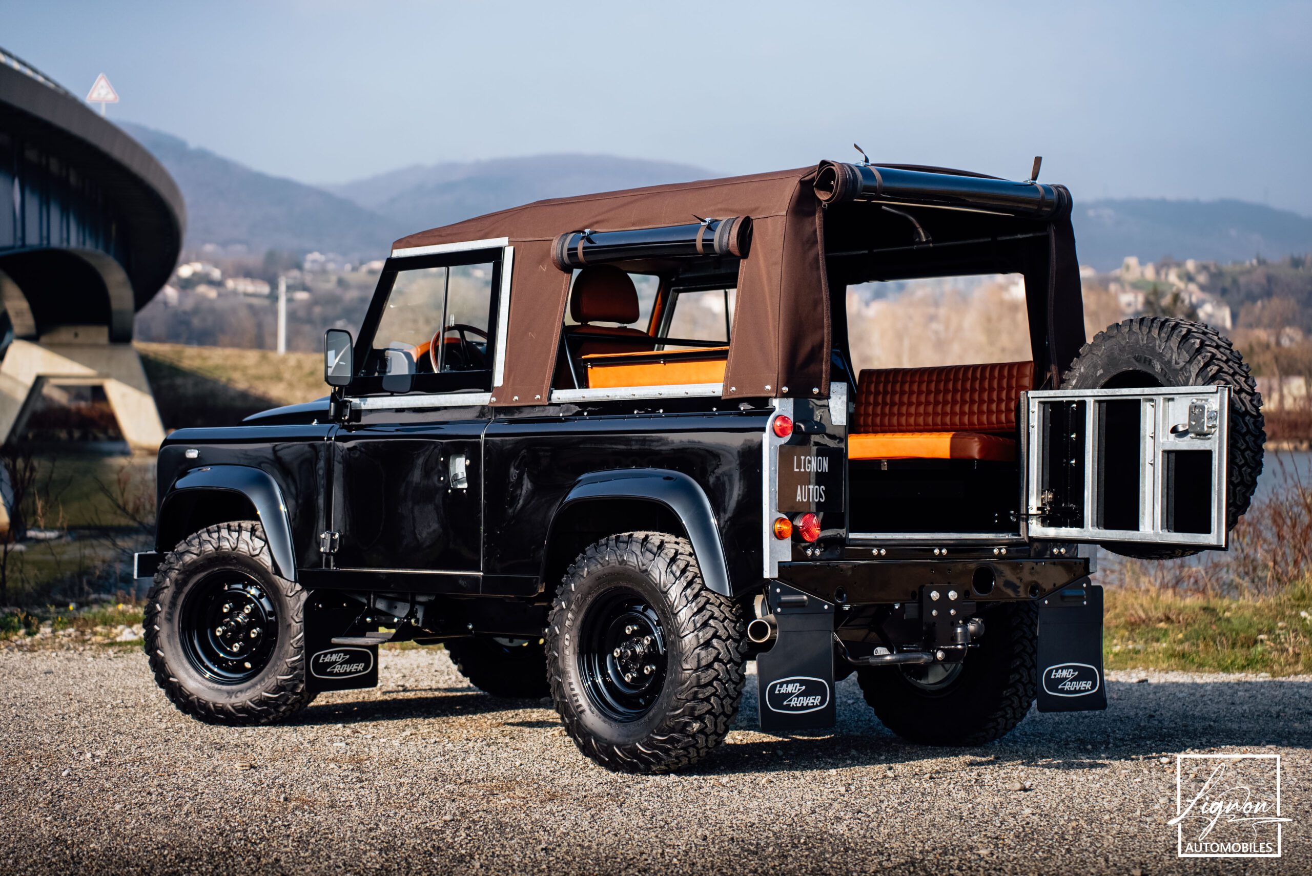Photo Land Rover Defender 90 td4 2.2 Soft Top "Santorini Black"