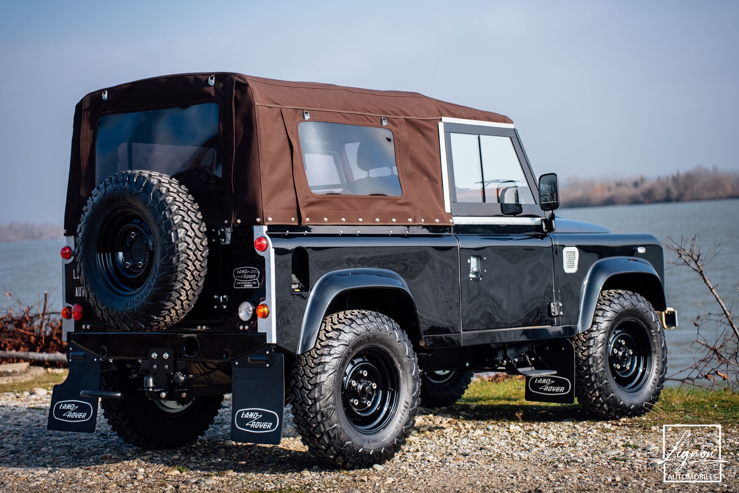Photo Land Rover Defender 90 td4 2.2 Soft Top "Santorini Black"