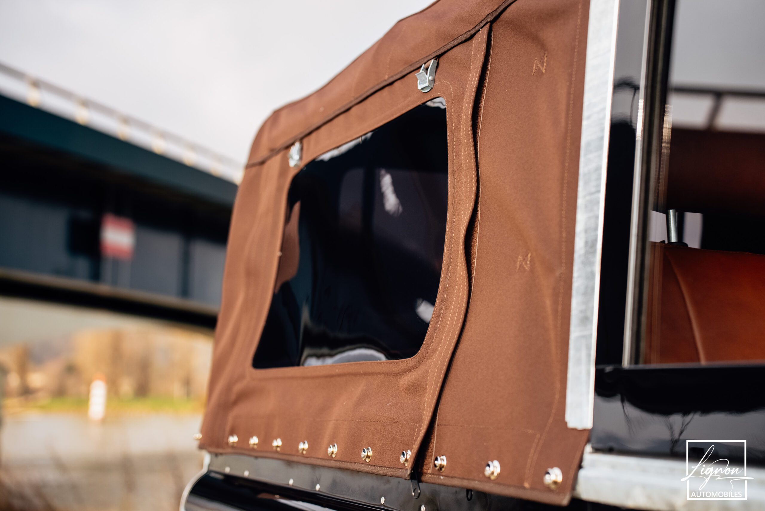 Photo Land Rover Defender 90 td4 2.2 Soft Top "Santorini Black"