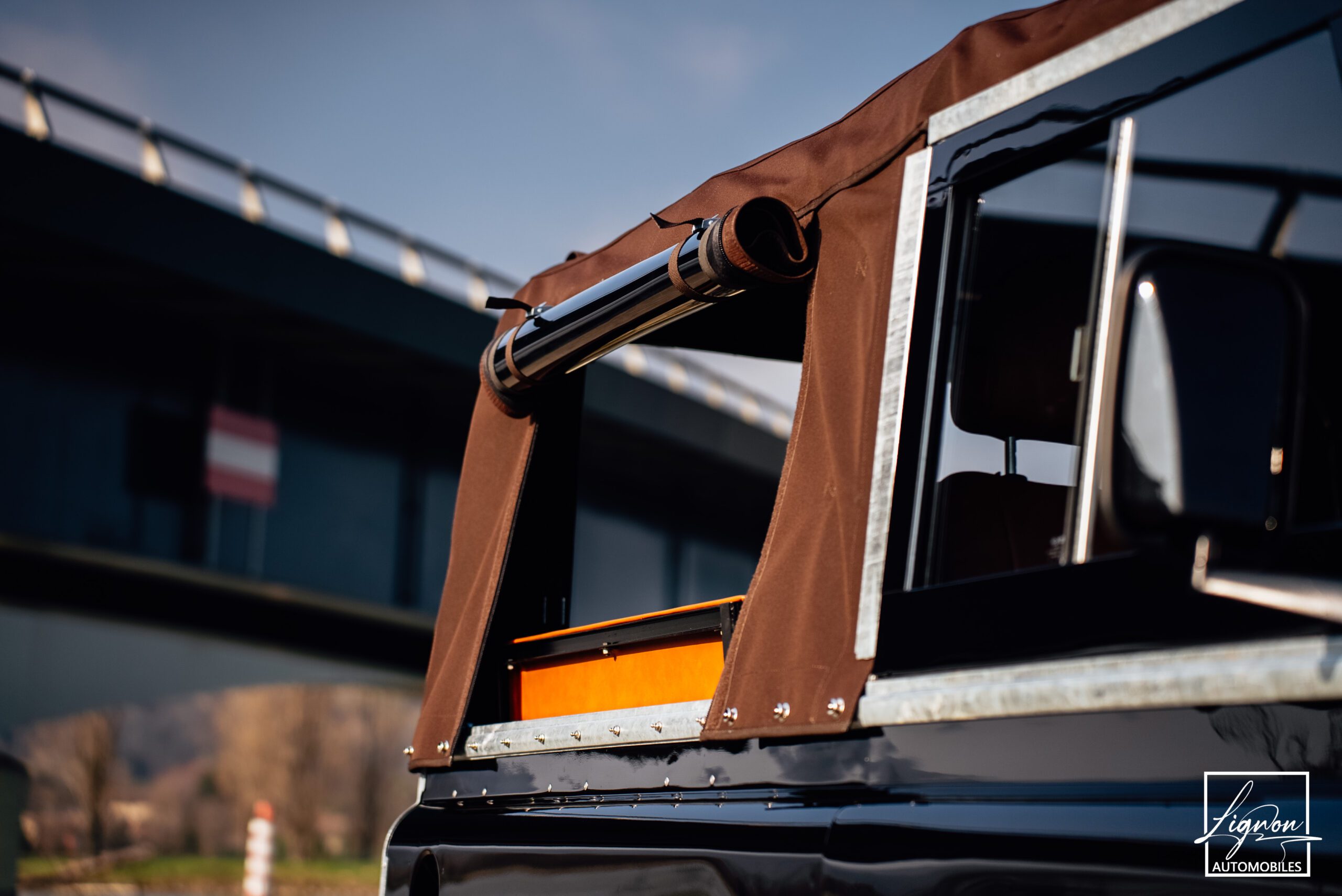 Photo Land Rover Defender 90 td4 2.2 Soft Top "Santorini Black"