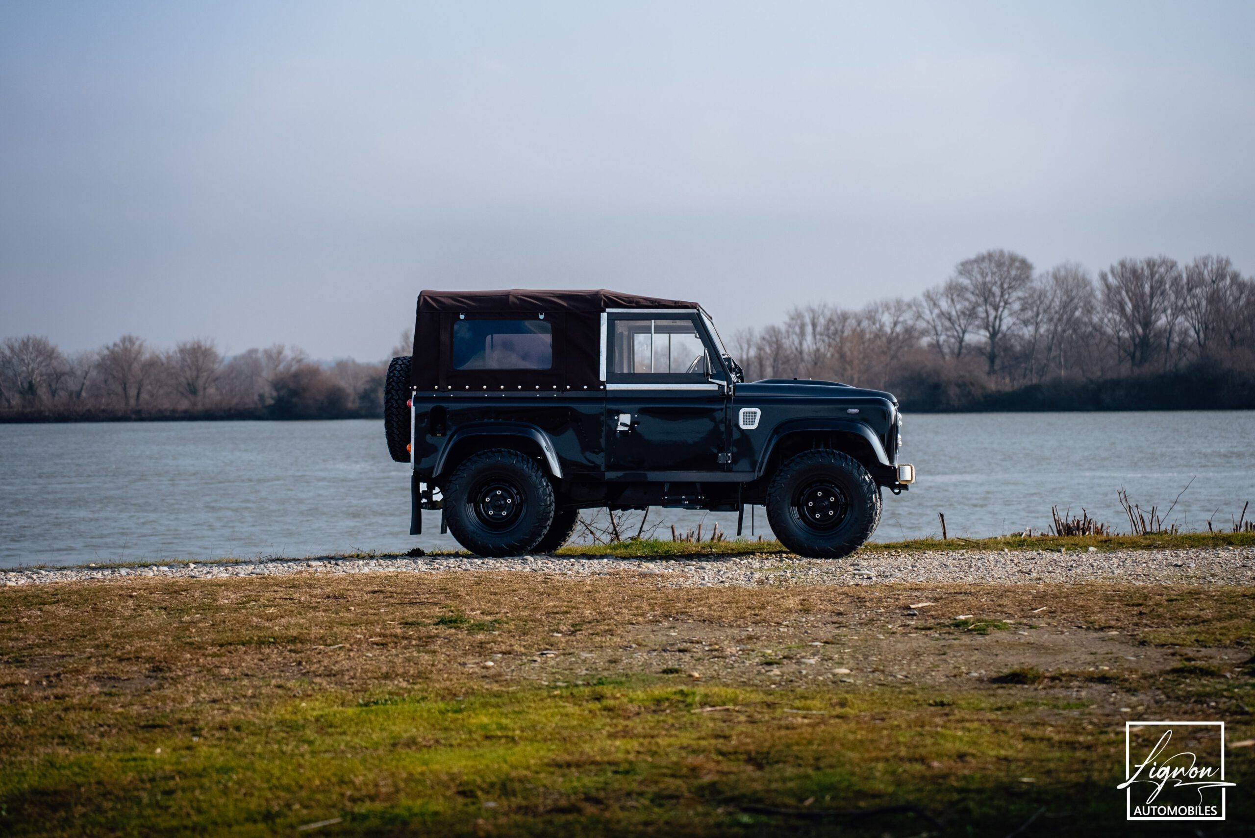 Photo Land Rover Defender 90 td4 2.2 Soft Top "Santorini Black"