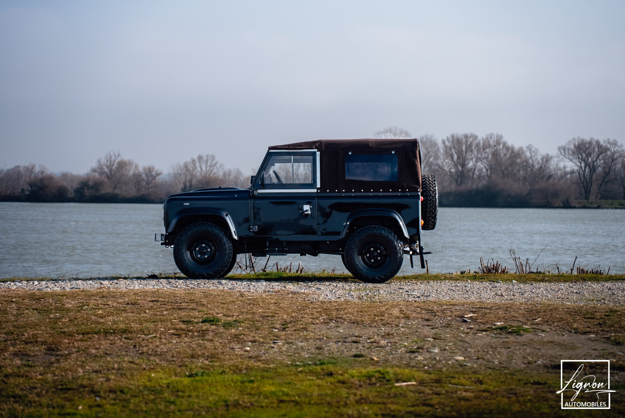 Photo Land Rover Defender 90 td4 2.2 Soft Top "Santorini Black"