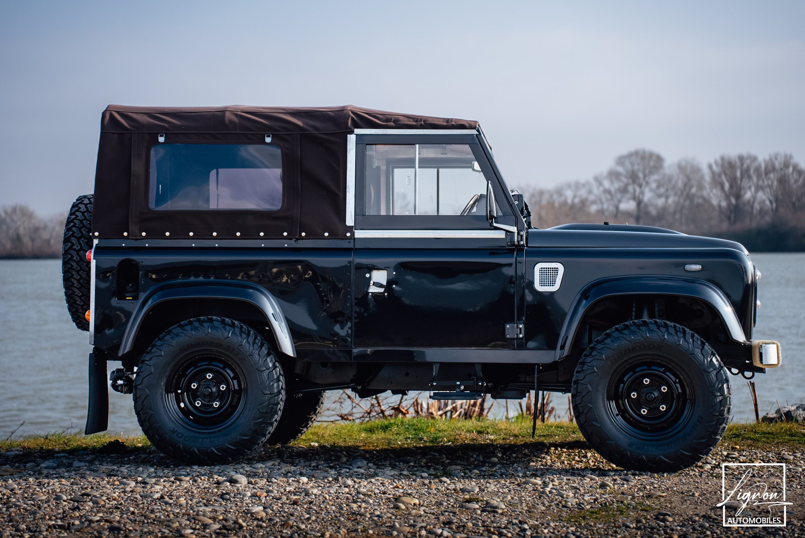 Photo Land Rover Defender 90 td4 2.2 Soft Top "Santorini Black"
