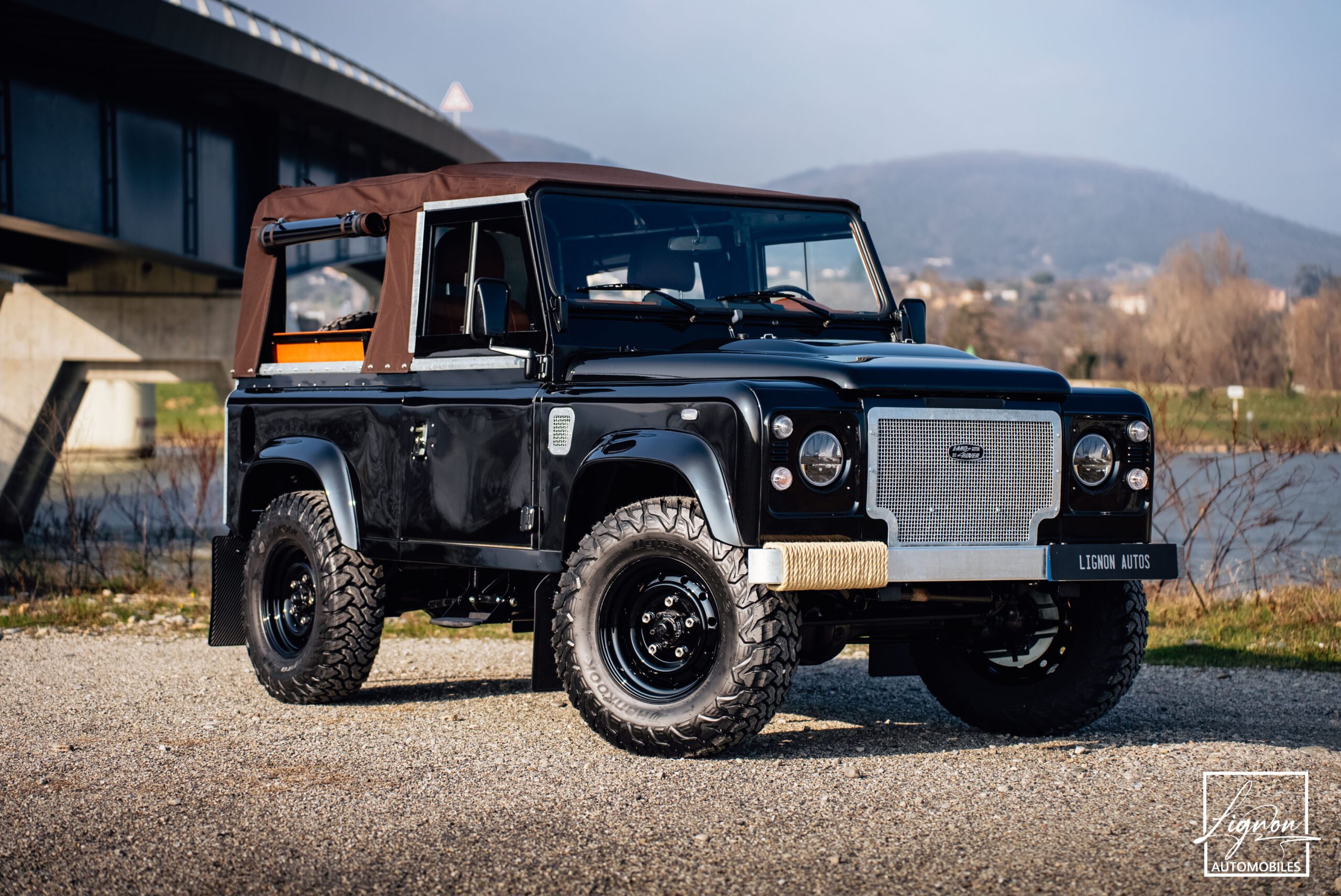 Photo Land Rover Defender 90 td4 2.2 Soft Top "Santorini Black"