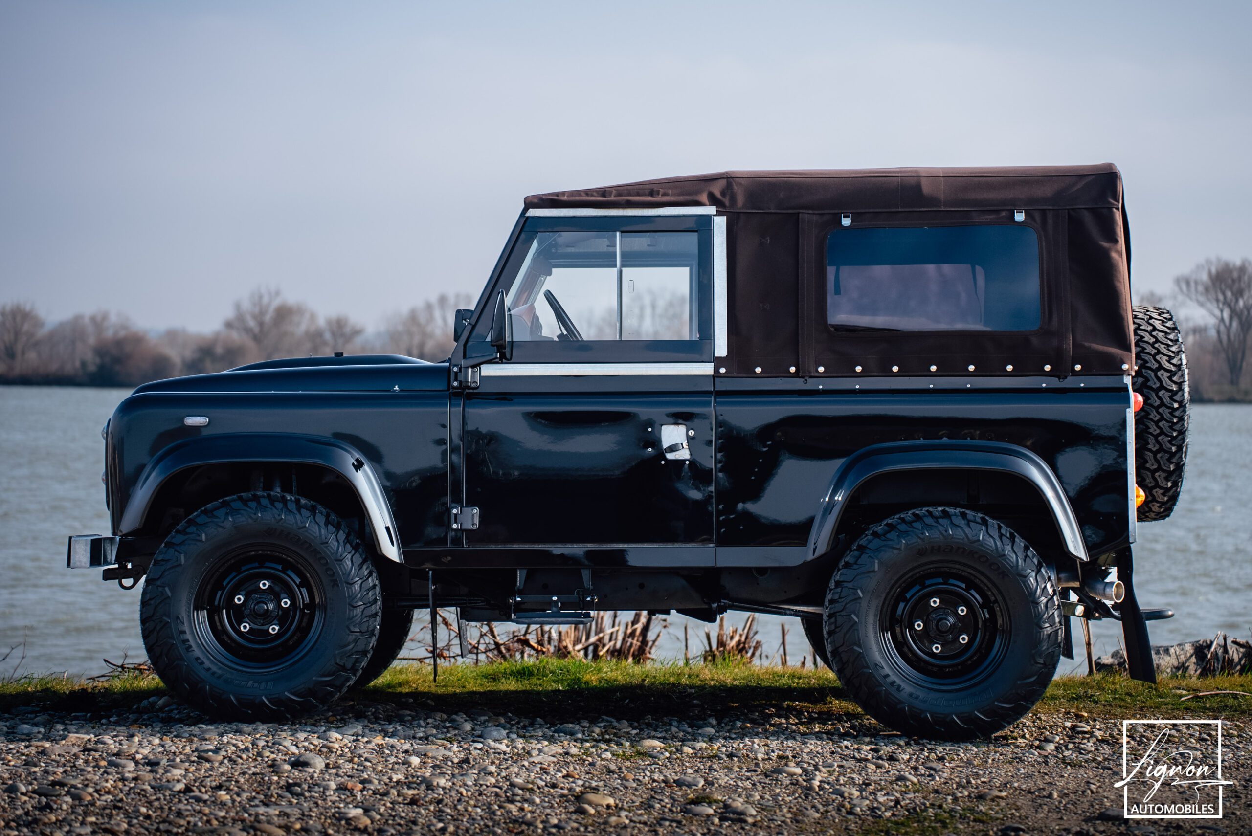 Photo Land Rover Defender 90 td4 2.2 Soft Top "Santorini Black"