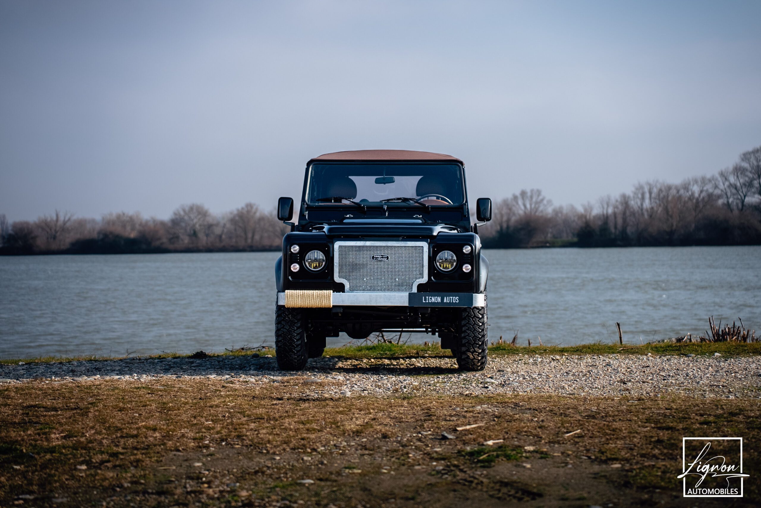 Photo Land Rover Defender 90 td4 2.2 Soft Top "Santorini Black"
