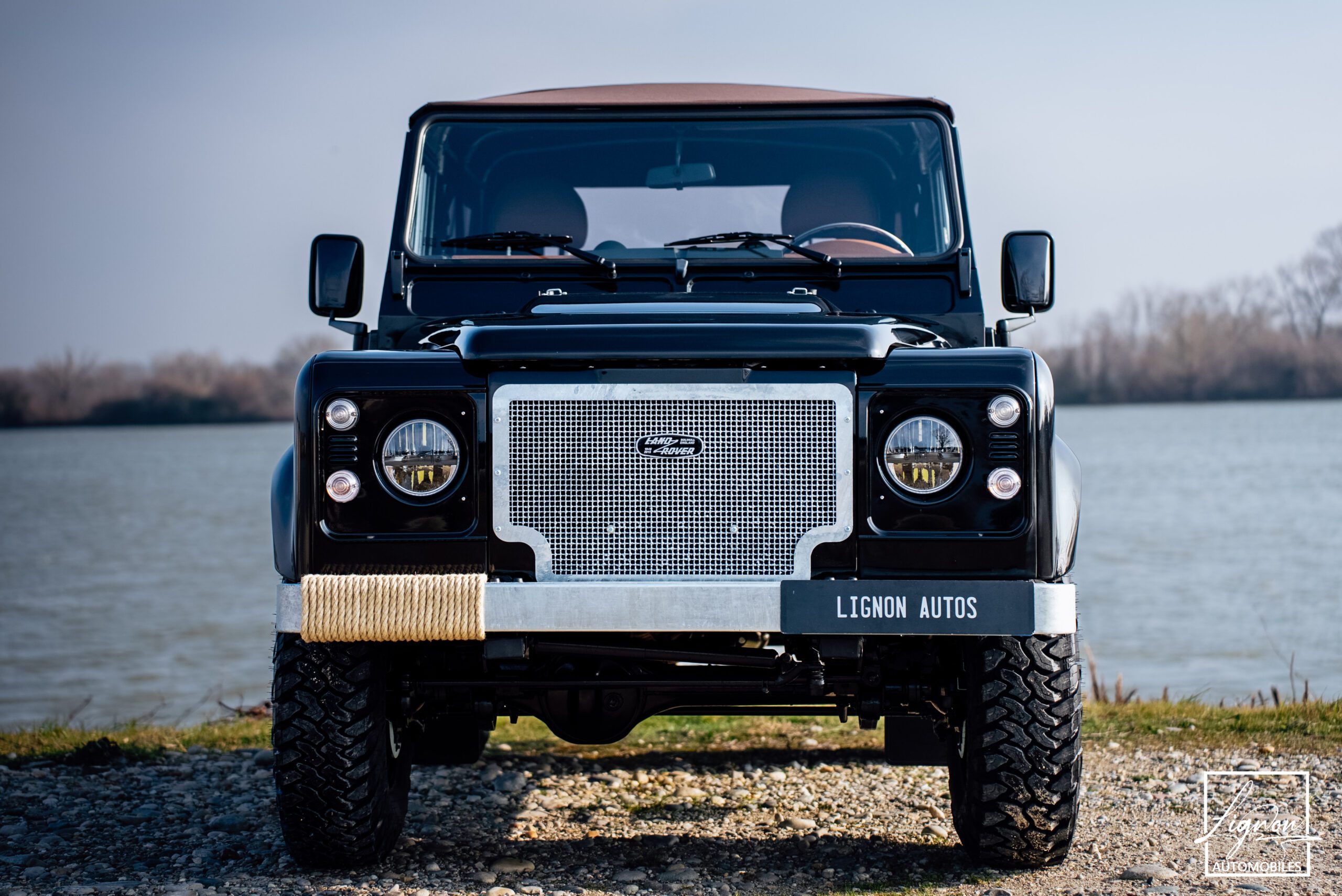 Photo Land Rover Defender 90 td4 2.2 Soft Top "Santorini Black"