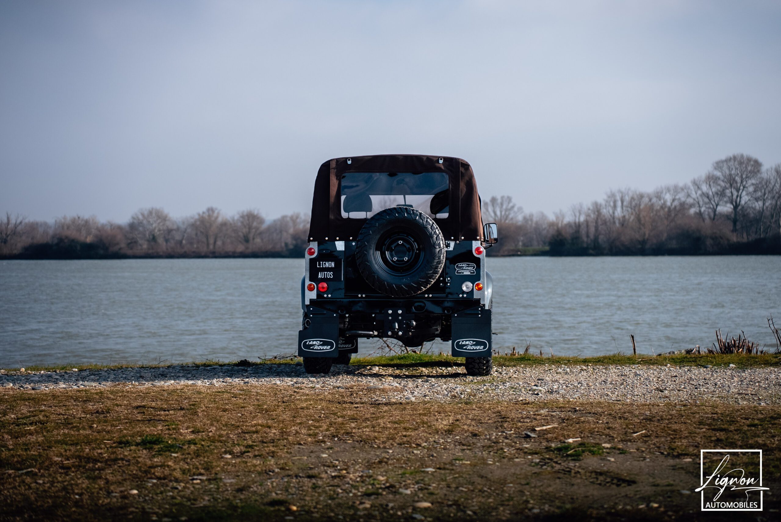 Photo Land Rover Defender 90 td4 2.2 Soft Top "Santorini Black"