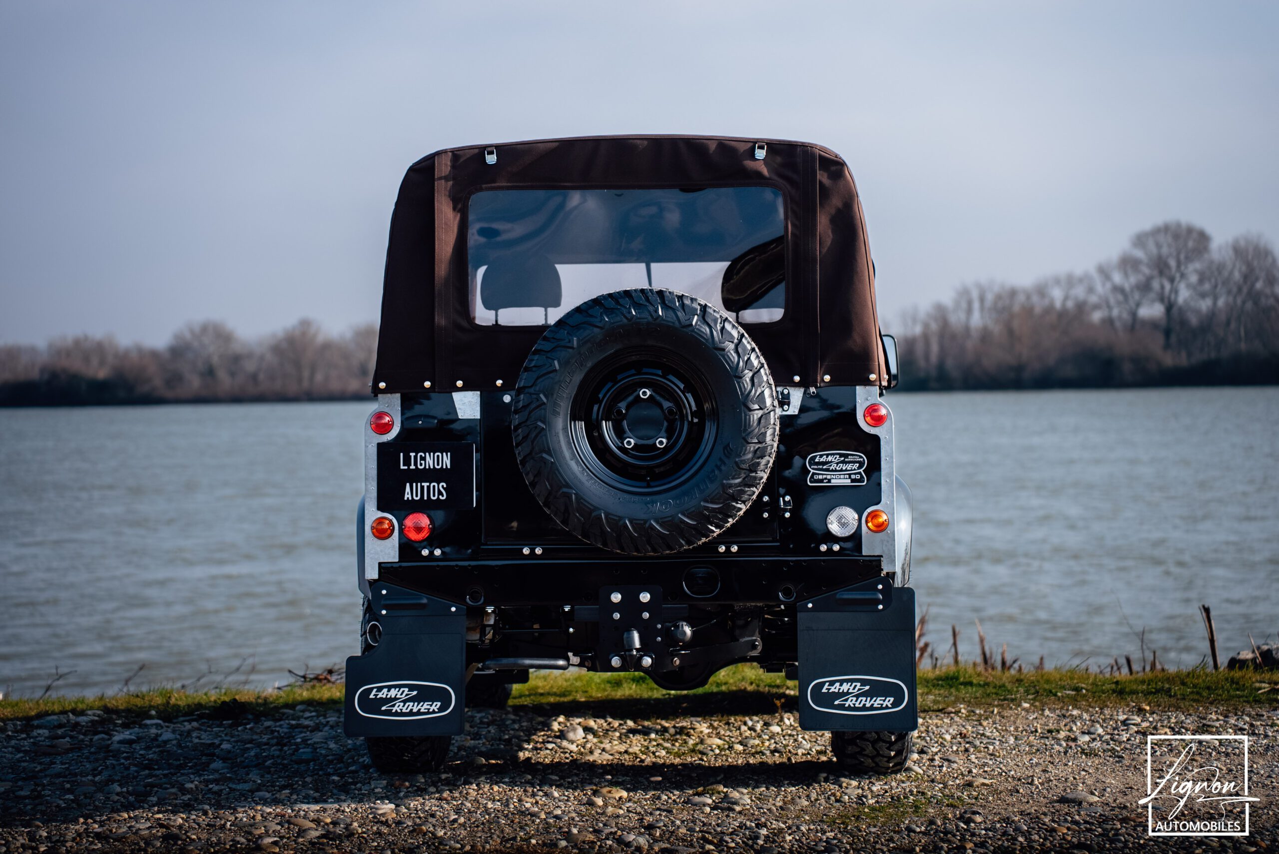 Photo Land Rover Defender 90 td4 2.2 Soft Top "Santorini Black"