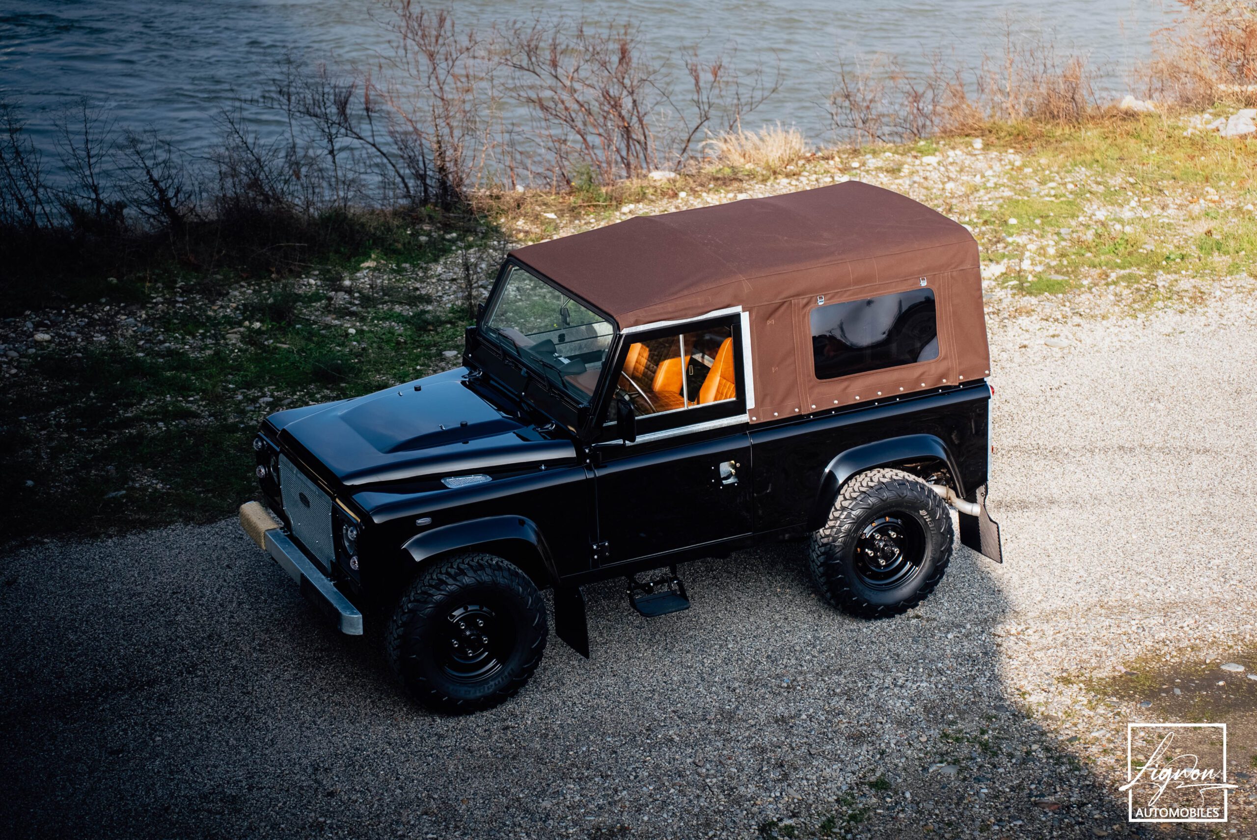 Photo Land Rover Defender 90 td4 2.2 Soft Top "Santorini Black"