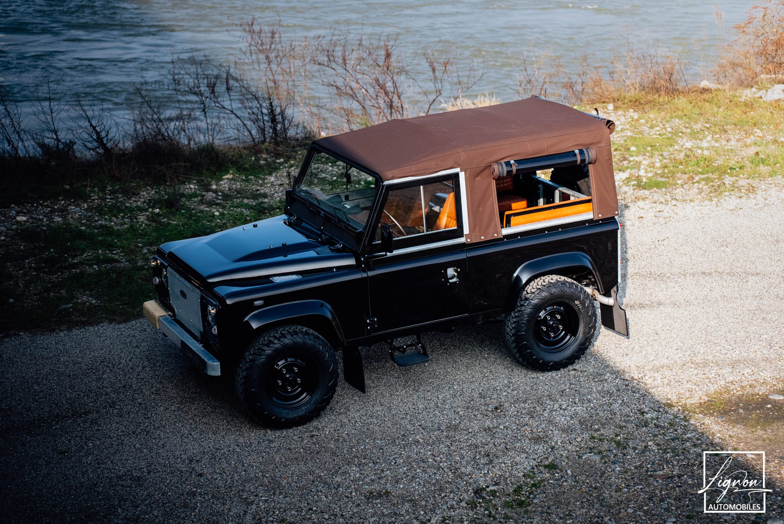 Photo Land Rover Defender 90 td4 2.2 Soft Top "Santorini Black"