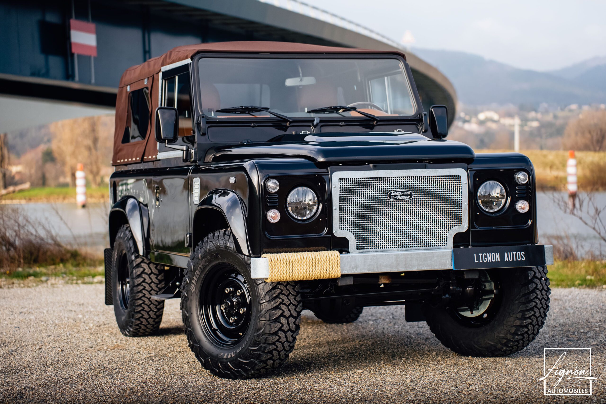 Photo Land Rover Defender 90 td4 2.2 Soft Top "Santorini Black"