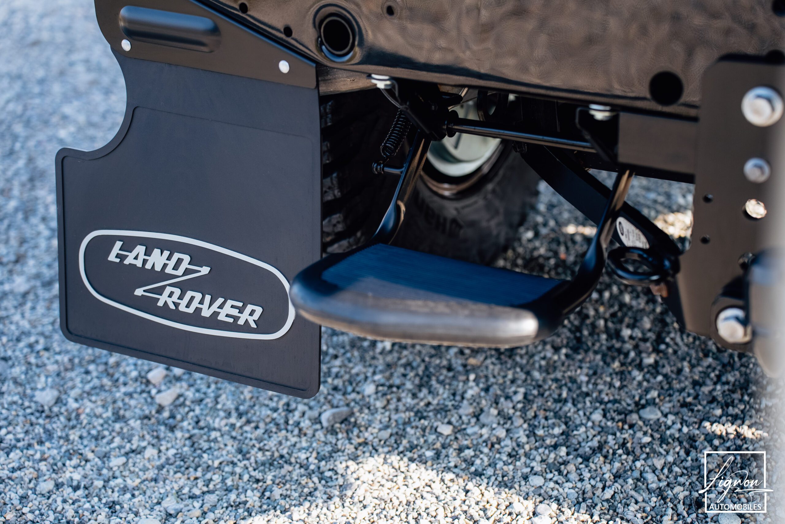 Photo Land Rover Defender 90 td4 2.2 Soft Top "Santorini Black"