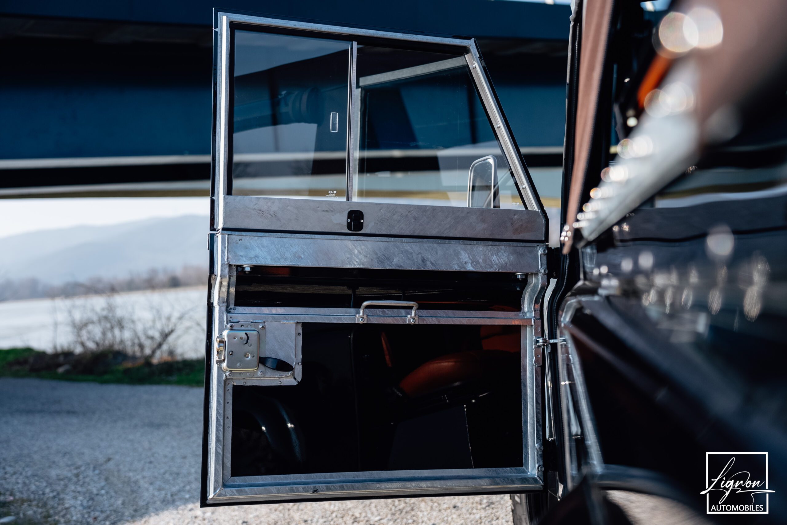 Photo Land Rover Defender 90 td4 2.2 Soft Top "Santorini Black"
