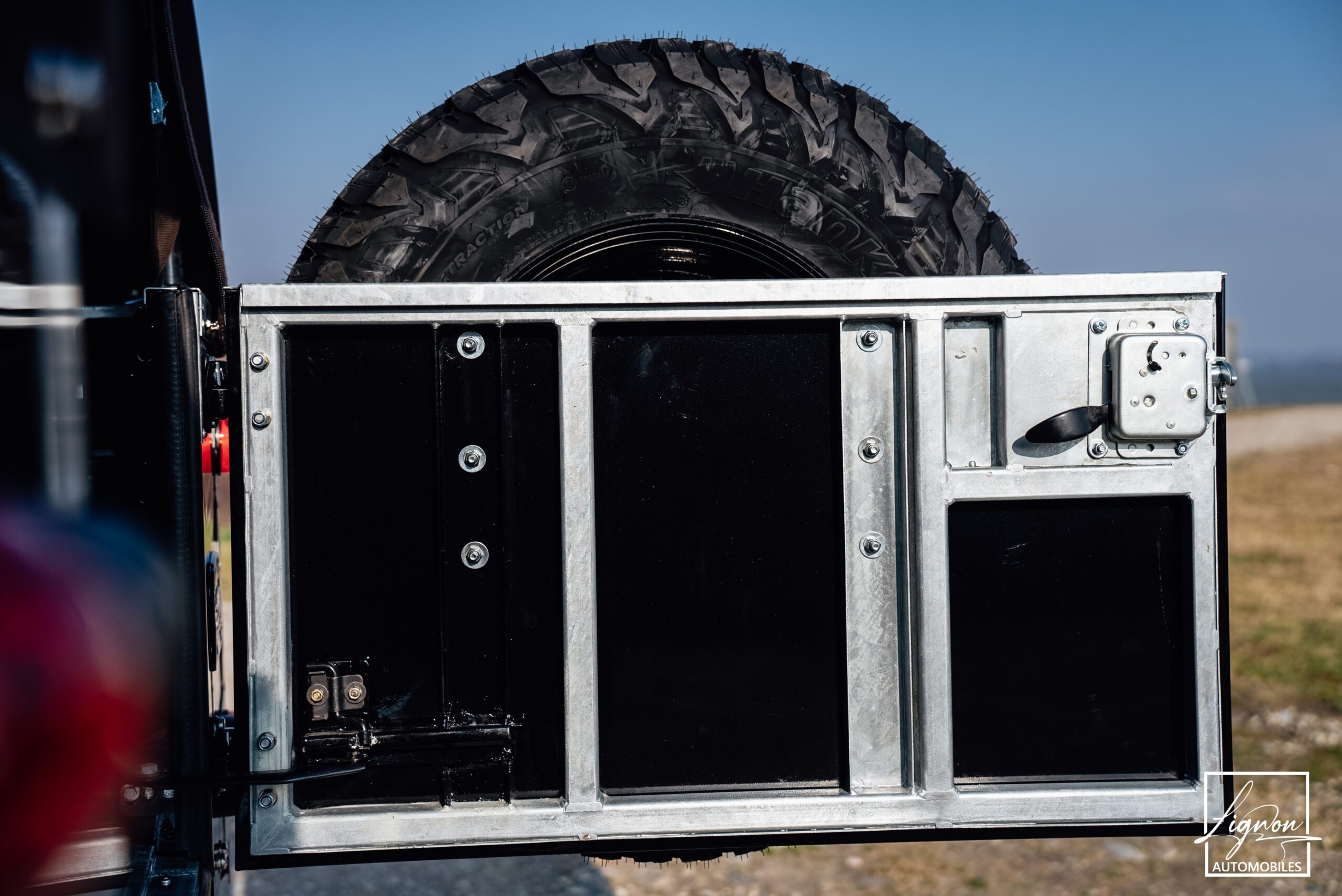 Photo Land Rover Defender 90 td4 2.2 Soft Top "Santorini Black"