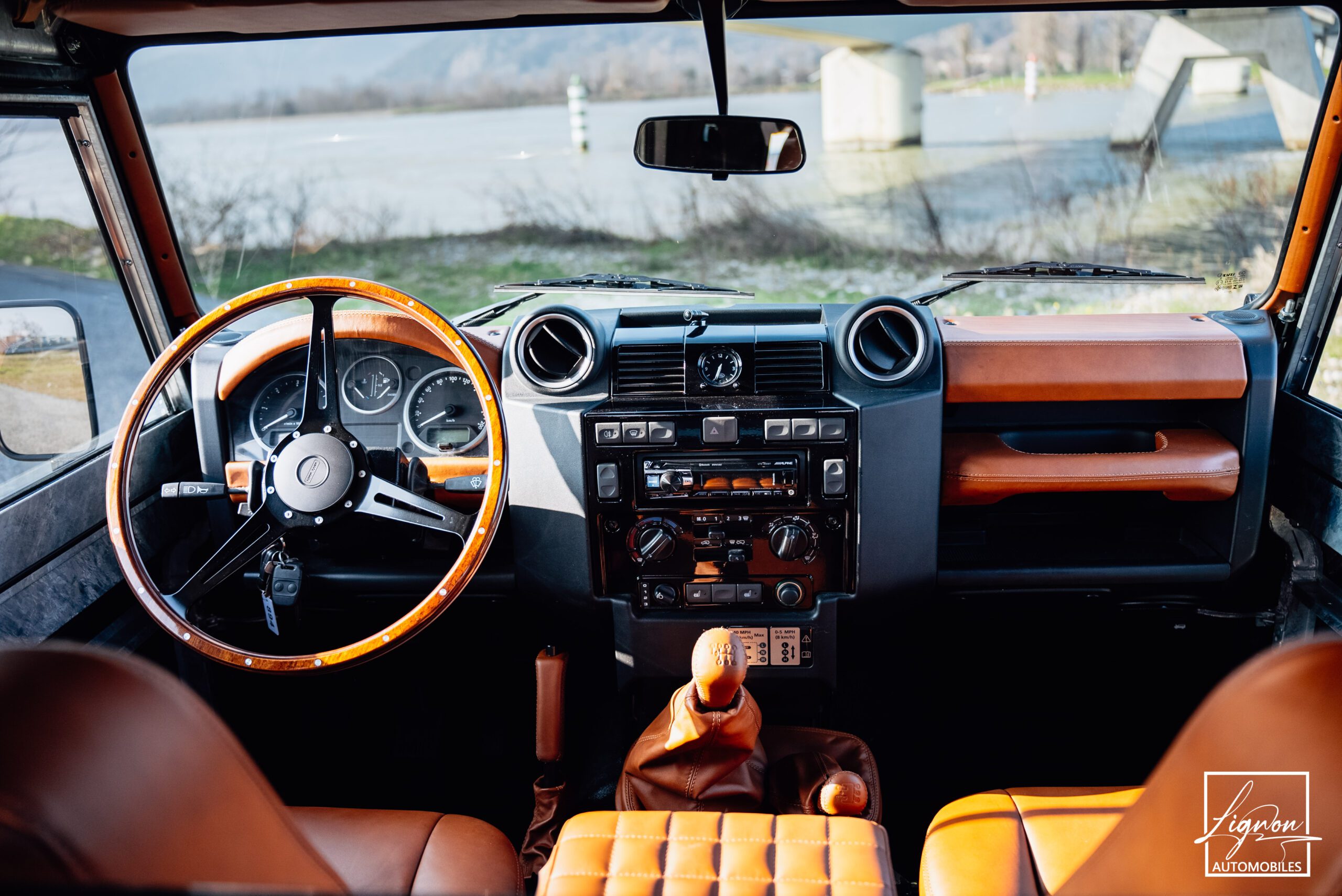 Photo Land Rover Defender 90 td4 2.2 Soft Top "Santorini Black"