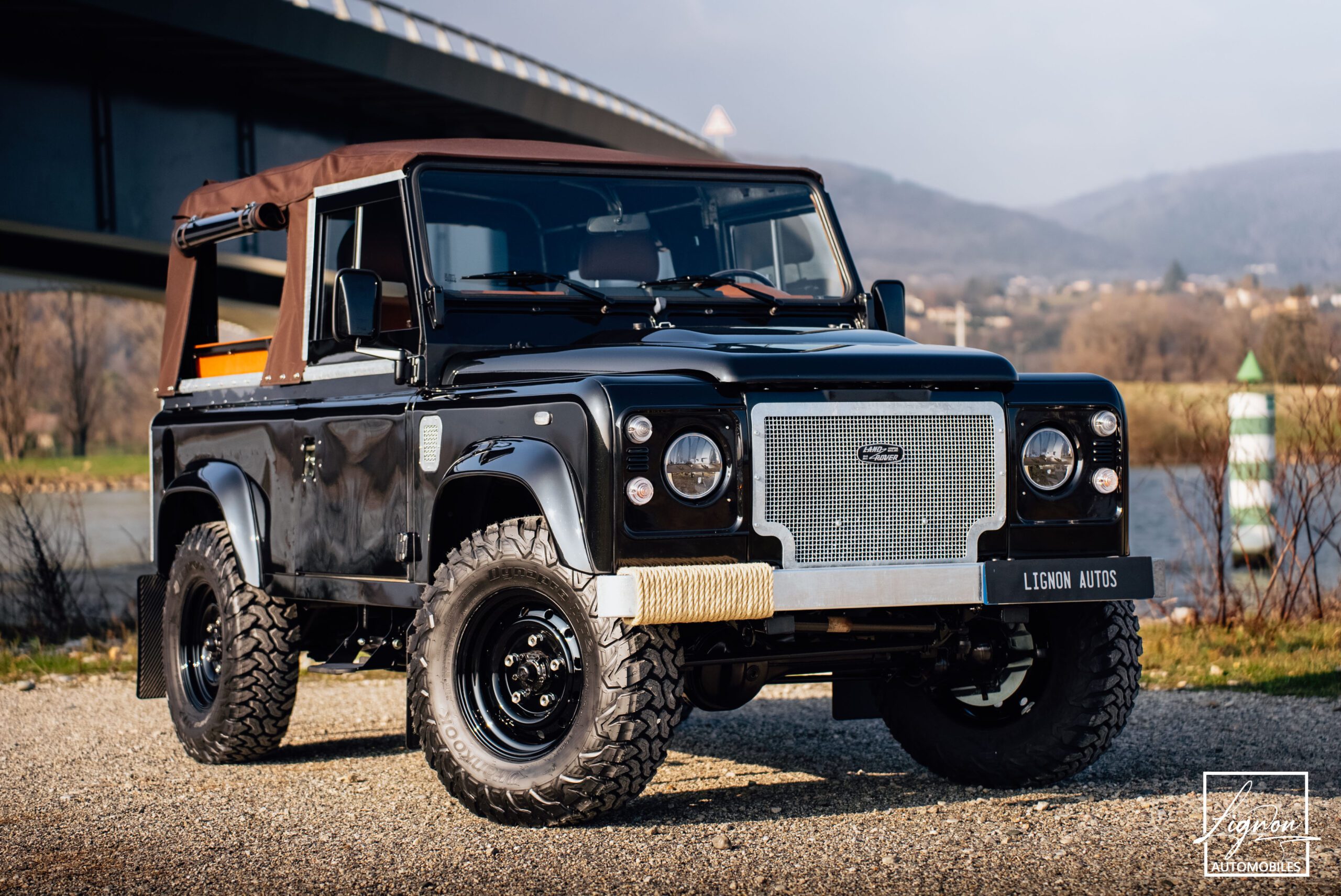 Photo Land Rover Defender 90 td4 2.2 Soft Top "Santorini Black"