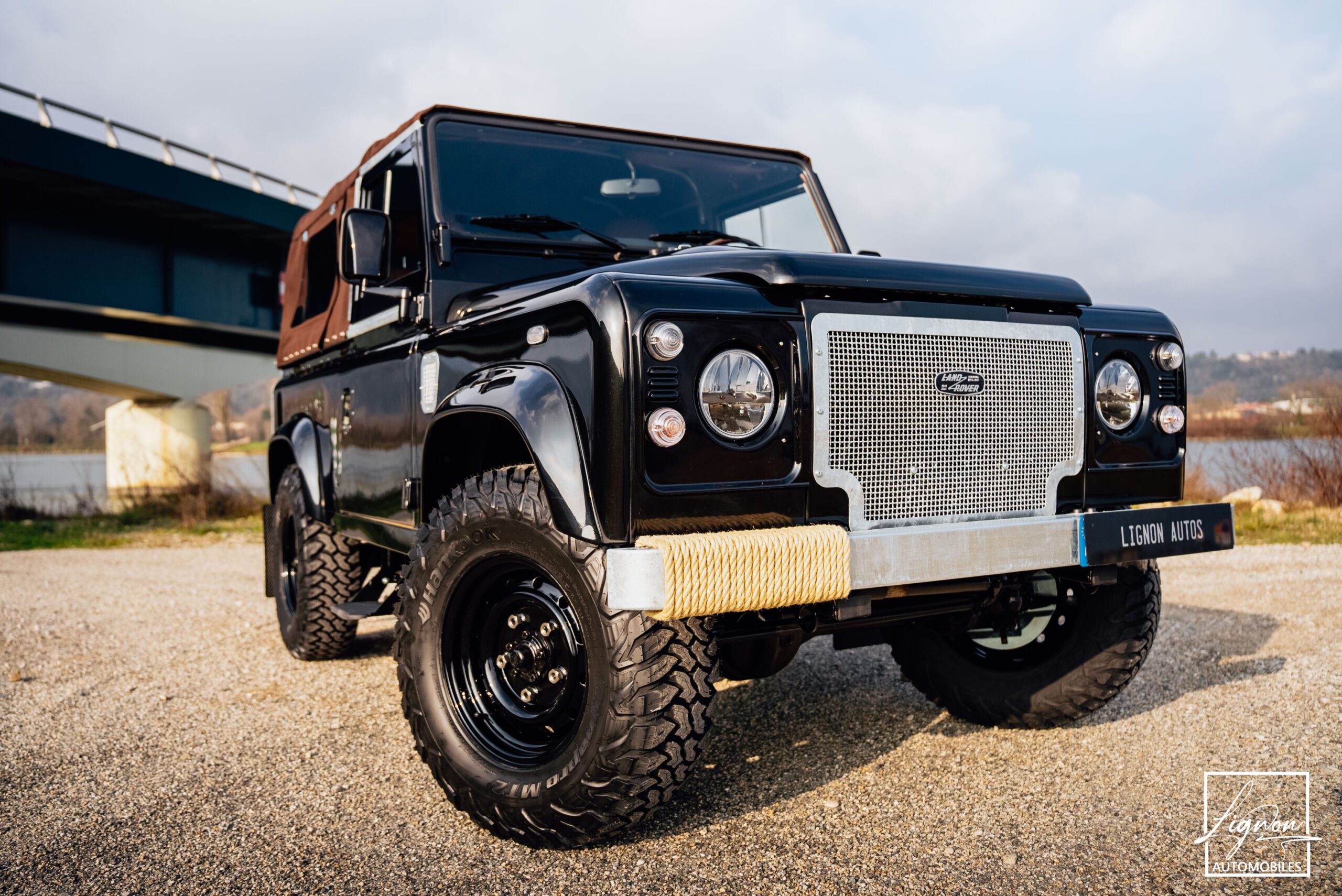 Photo Land Rover Defender 90 td4 2.2 Soft Top "Santorini Black"