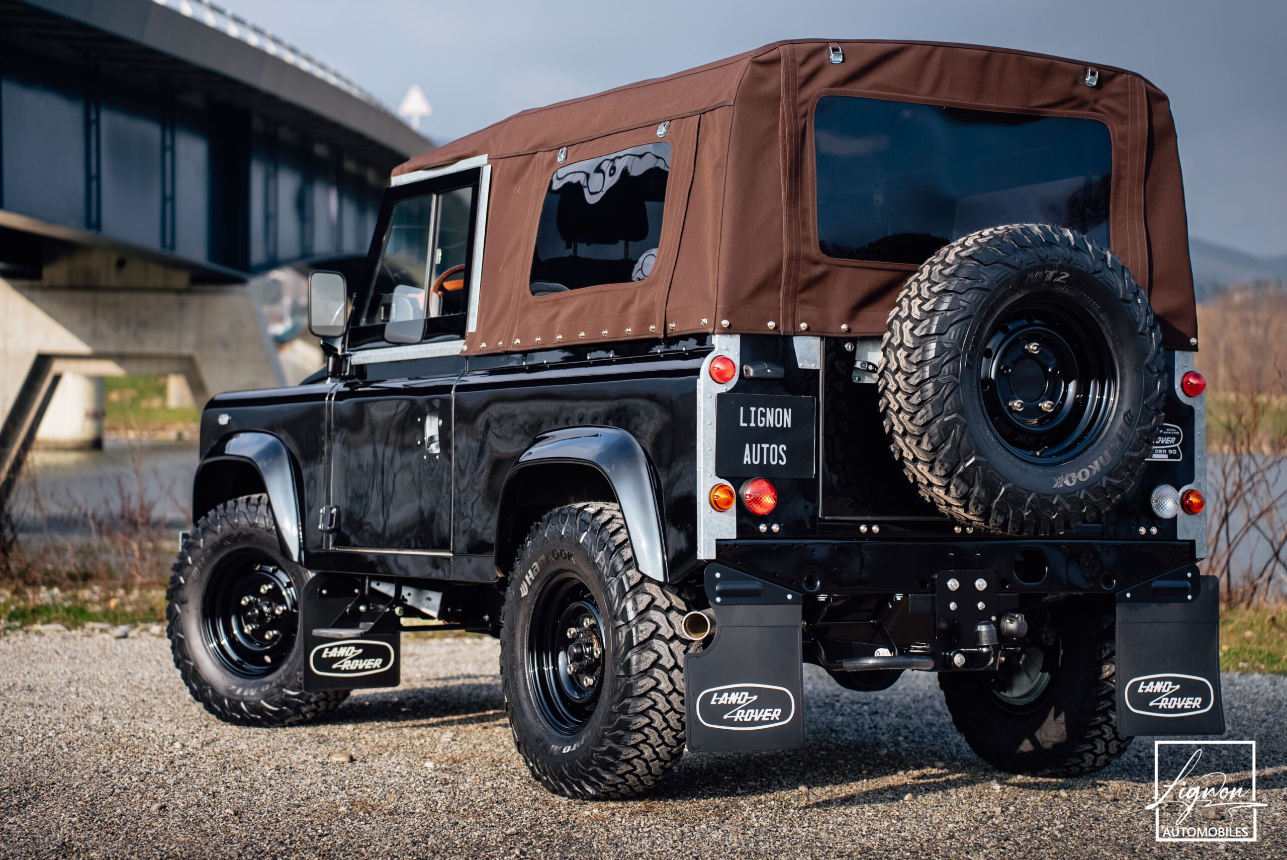 Photo Land Rover Defender 90 td4 2.2 Soft Top "Santorini Black"