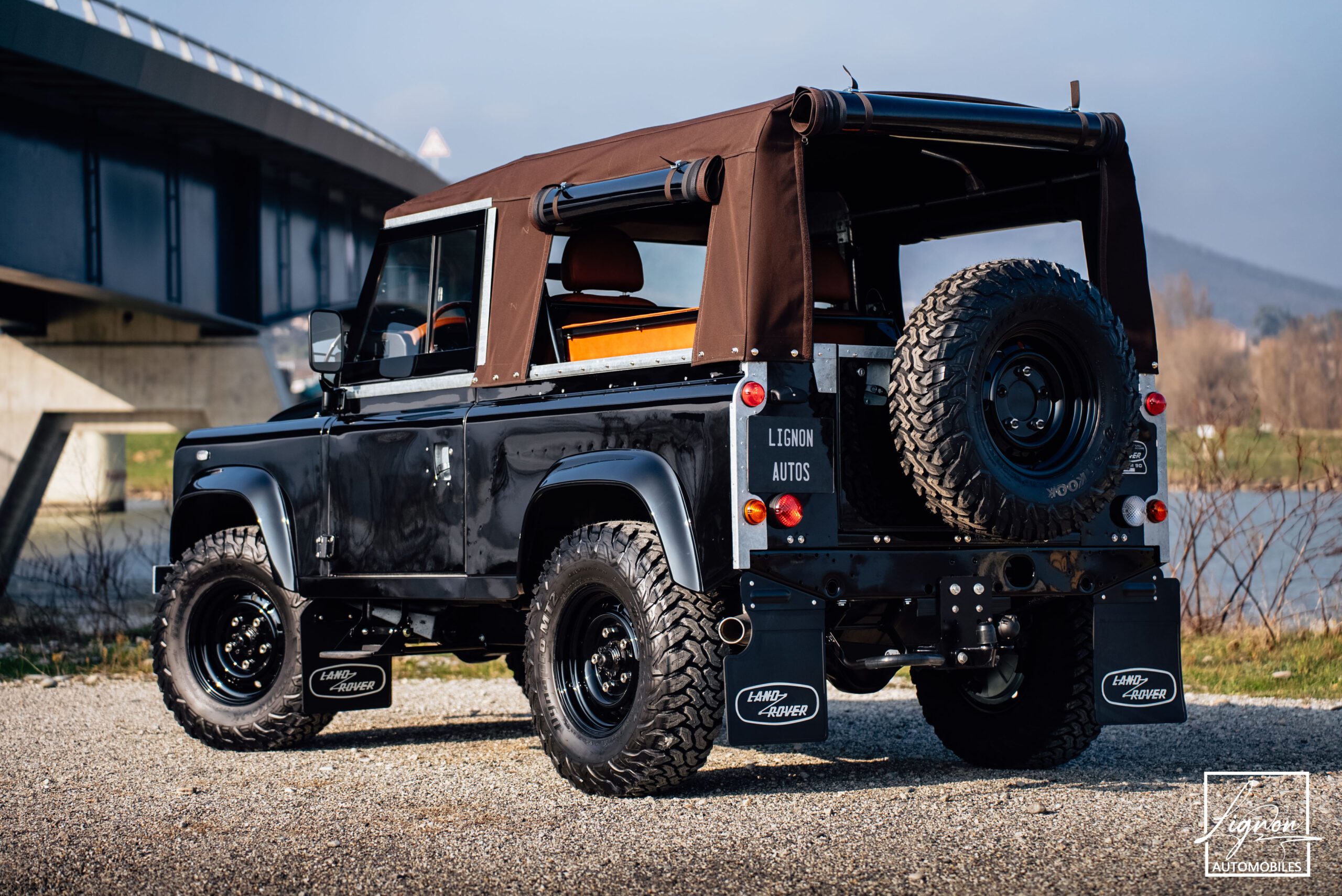 Photo Land Rover Defender 90 td4 2.2 Soft Top "Santorini Black"