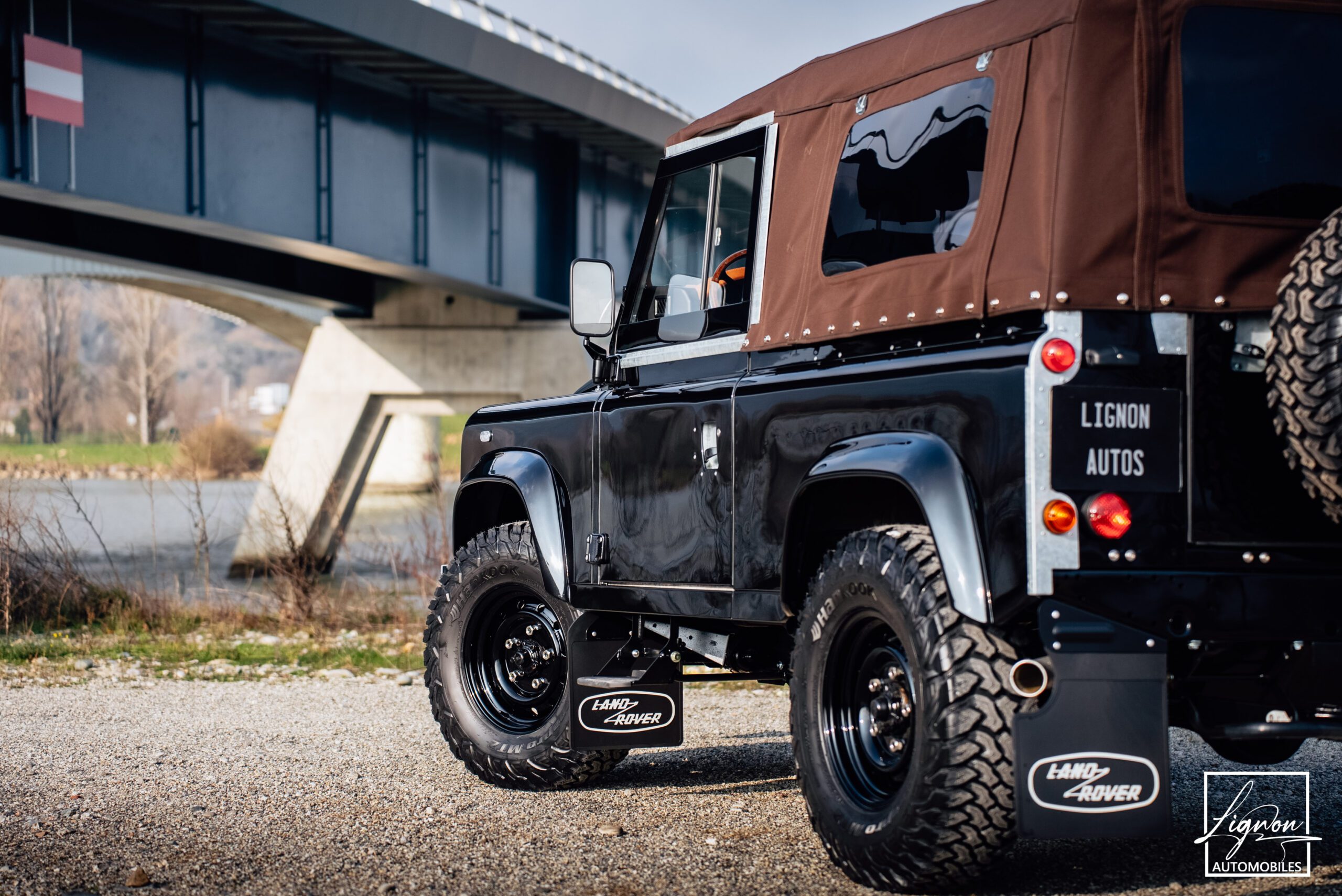 Photo Land Rover Defender 90 td4 2.2 Soft Top "Santorini Black"