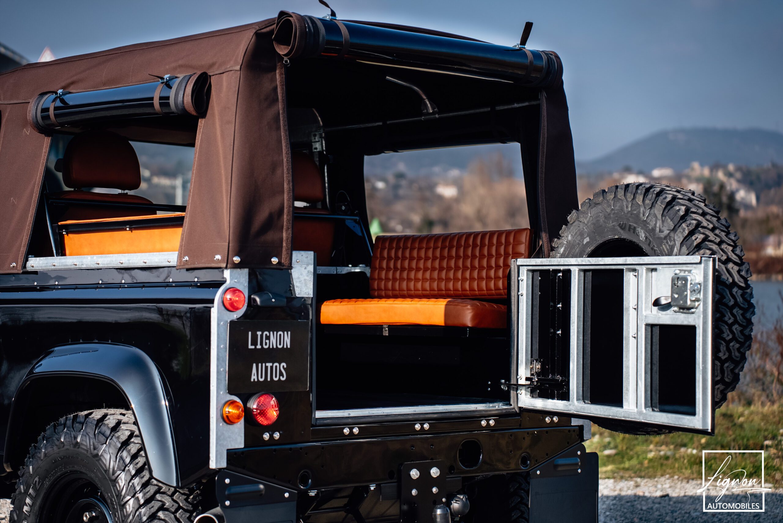 Photo Land Rover Defender 90 td4 2.2 Soft Top "Santorini Black"