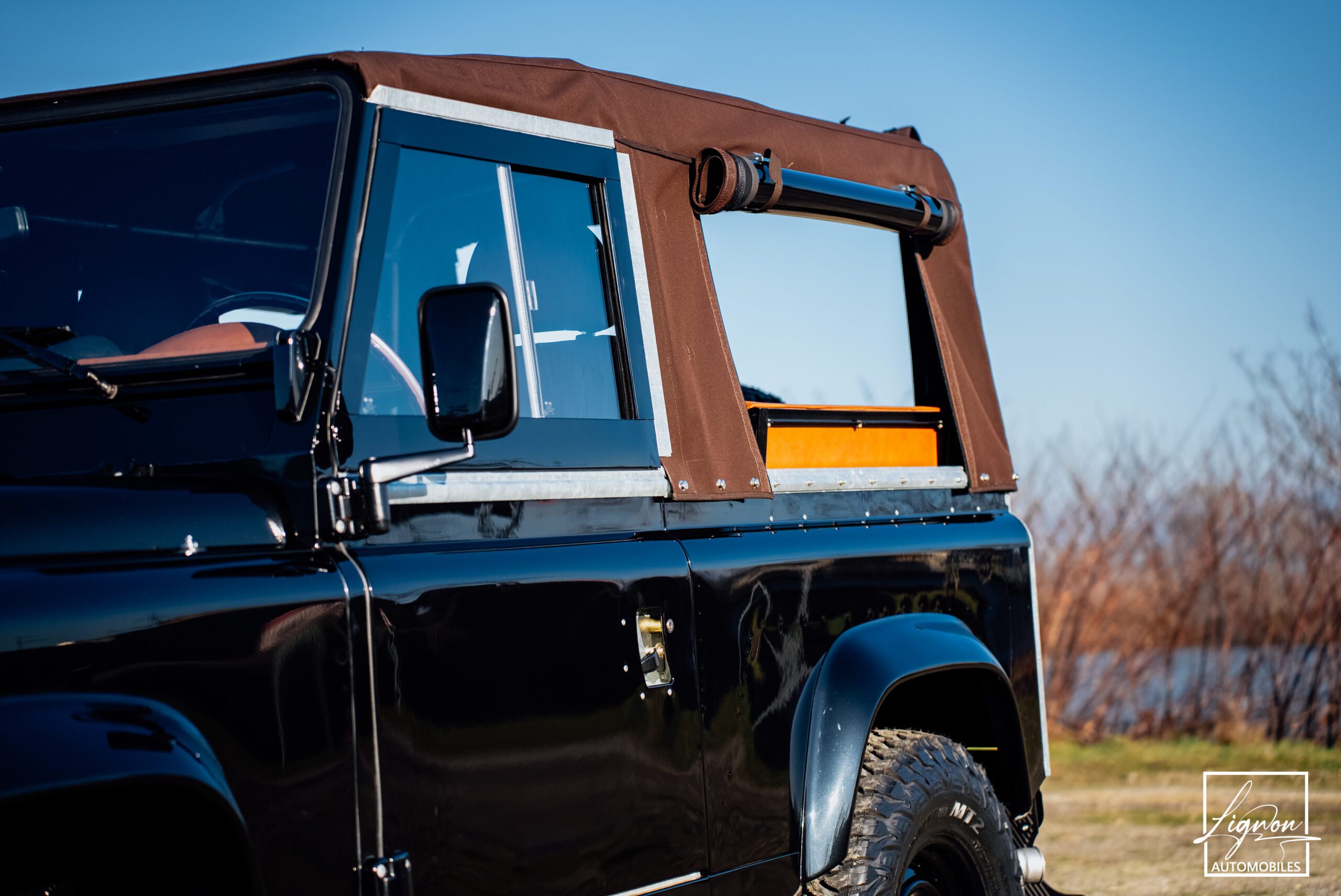 Photo Land Rover Defender 90 td4 2.2 Soft Top "Santorini Black"