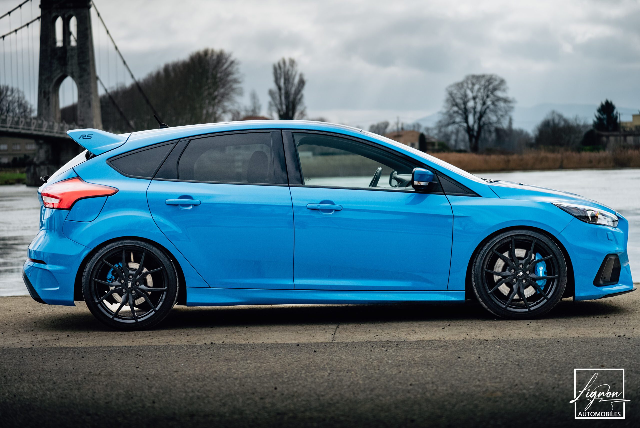 Photo Ford Focus RS 2.3 350 CH Ecoboost bleu - Recaro - Hifi Sony - GPS - CARPLAY - Caméra