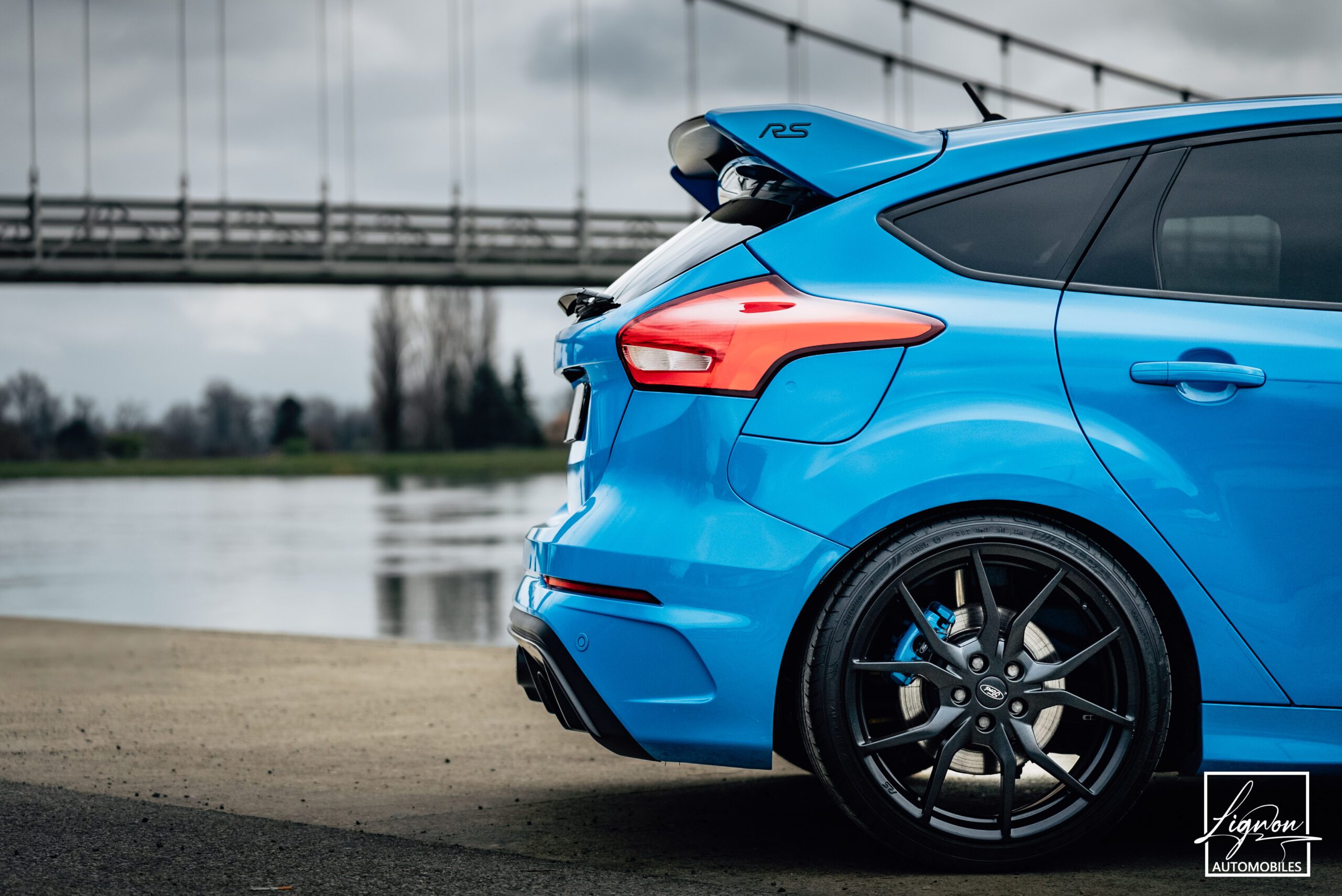 Photo Ford Focus RS 2.3 350 CH Ecoboost bleu - Recaro - Hifi Sony - GPS - CARPLAY - Caméra