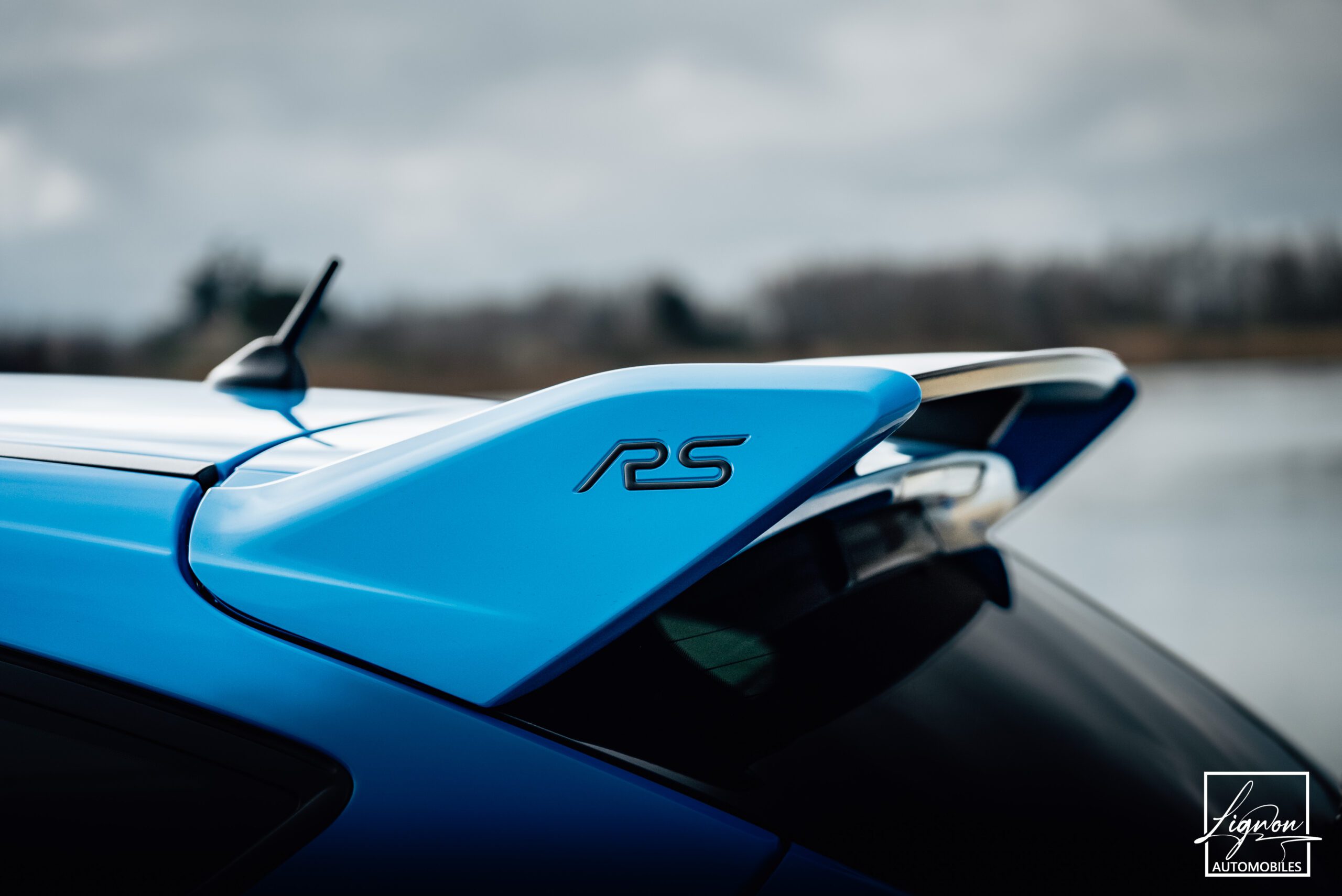 Photo Ford Focus RS 2.3 350 CH Ecoboost bleu - Recaro - Hifi Sony - GPS - CARPLAY - Caméra