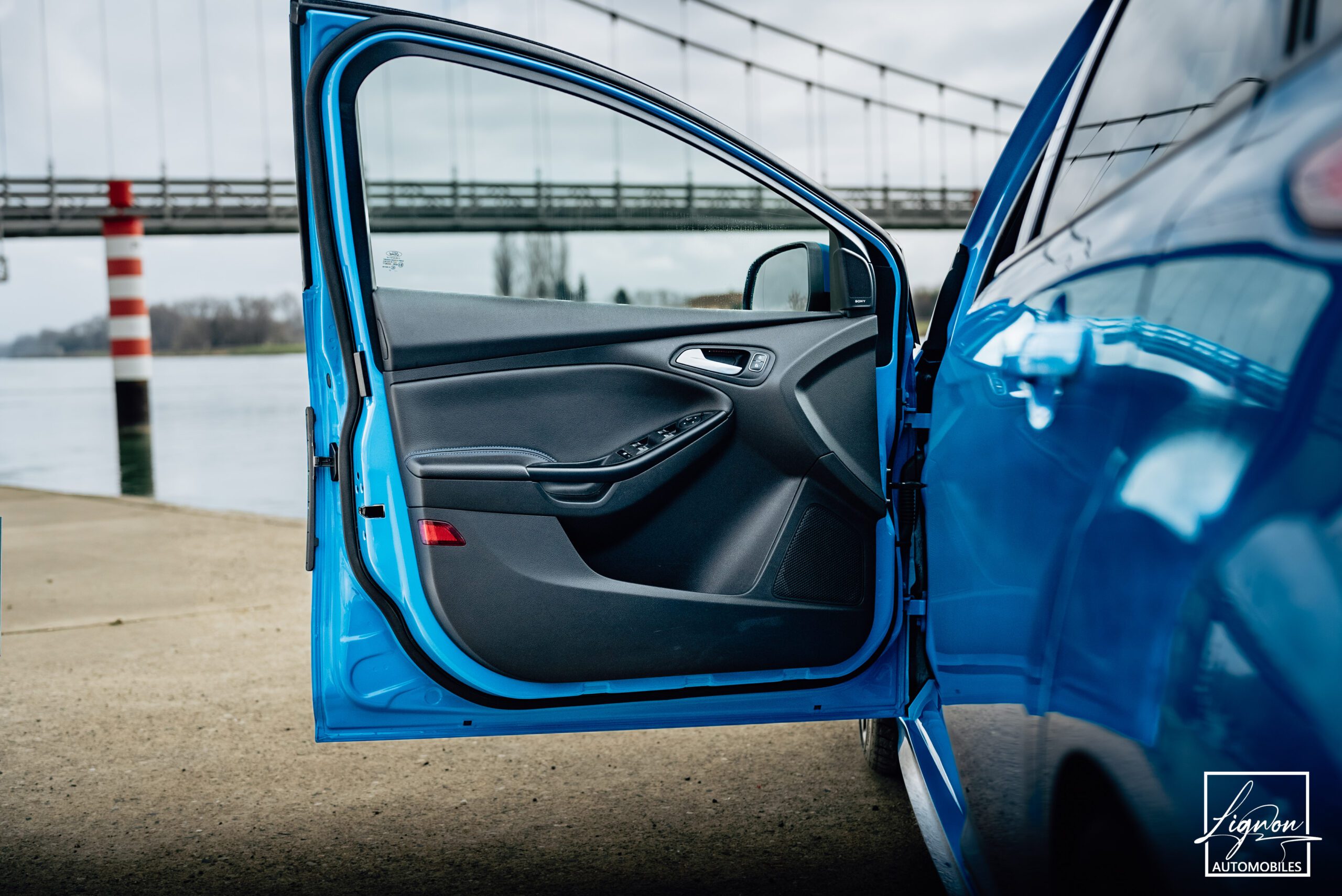 Photo Ford Focus RS 2.3 350 CH Ecoboost bleu - Recaro - Hifi Sony - GPS - CARPLAY - Caméra