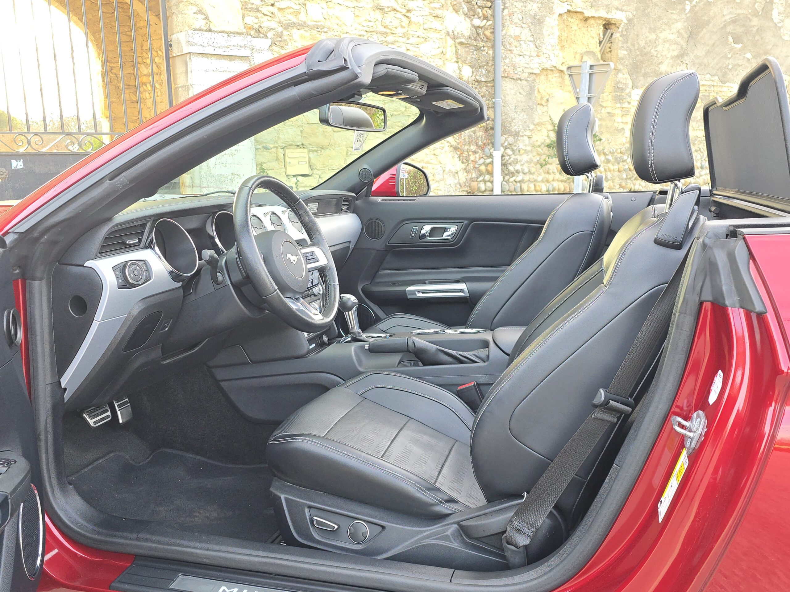 Photo Ford Mustang 5.0 v8 GT Cabriolet 421 ch Boite Automatique - 1er main - 9 800km !