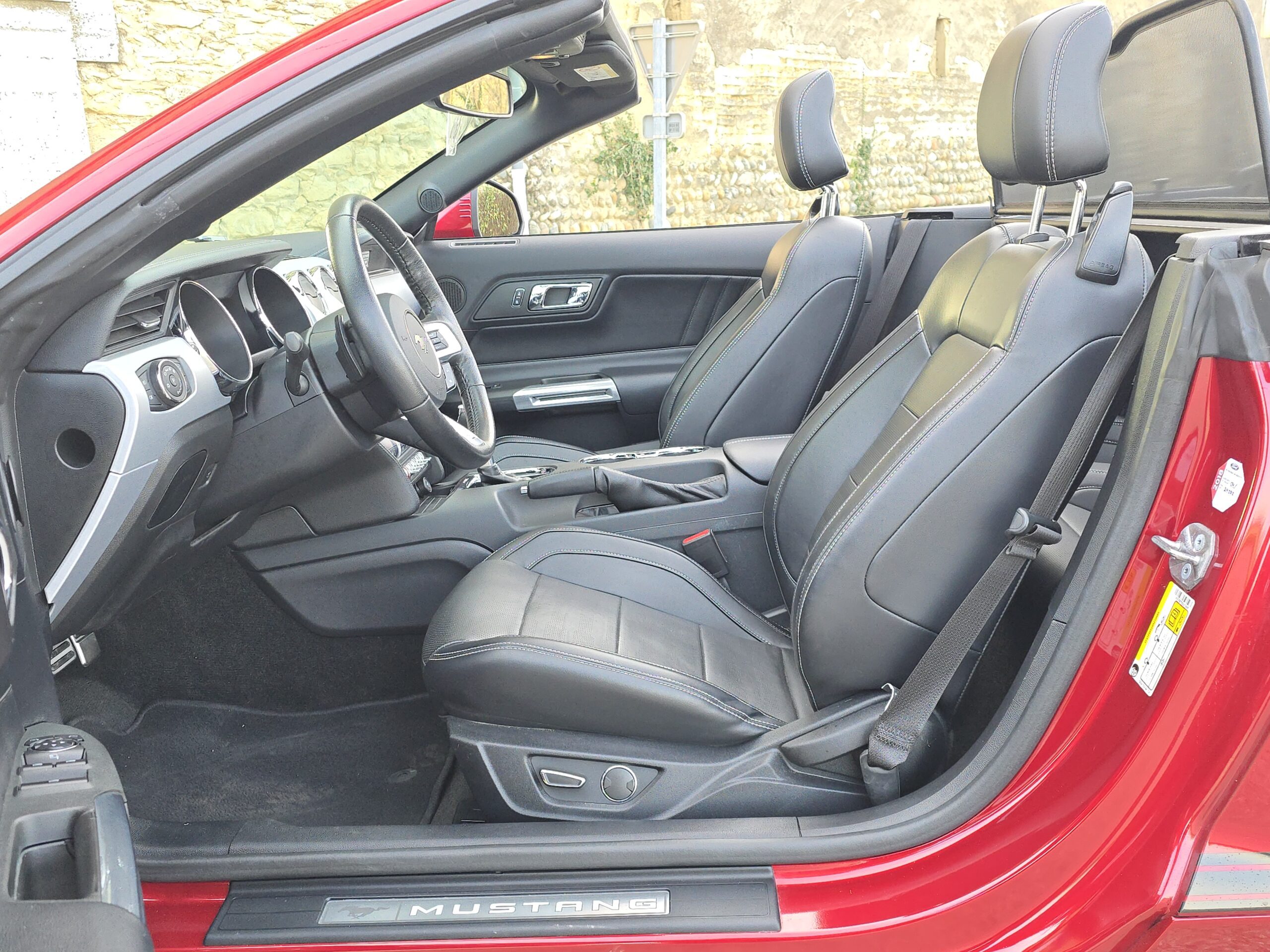 Photo Ford Mustang 5.0 v8 GT Cabriolet 421 ch Boite Automatique - 1er main - 9 800km !