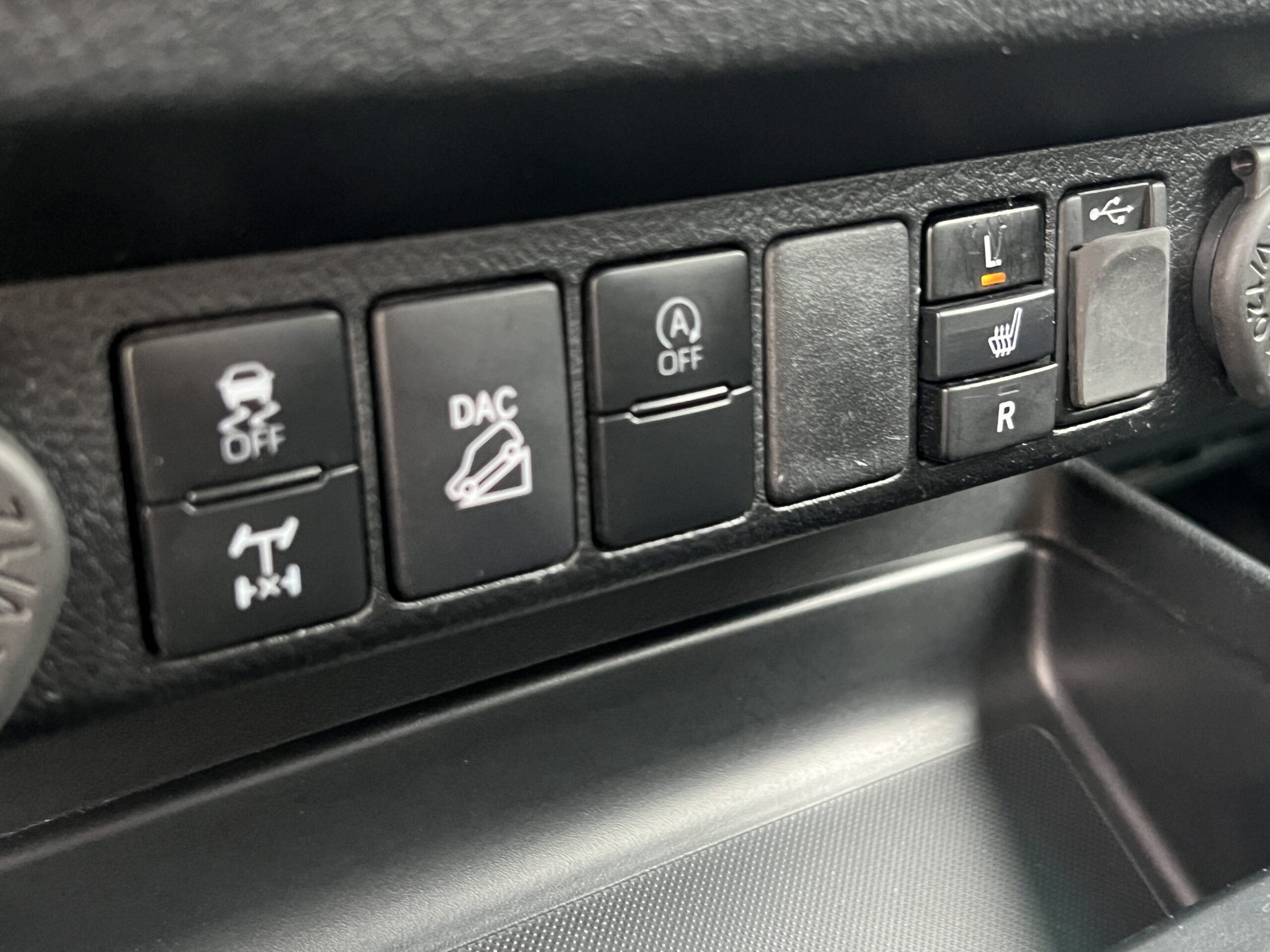 Photo Toyota Hilux 2.8 D-4D 204 ch X-Tra Cabine Invincible BVA Tva Récupérable