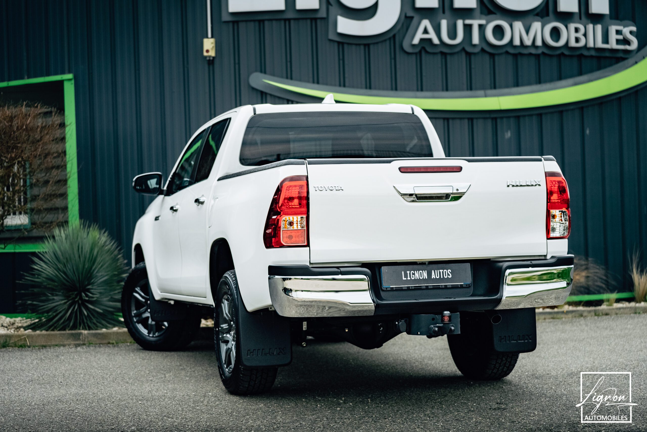 Photo Toyota Hilux Legende 4WD 2.4 150 D-4D 4 PLACES Double Cabine BVM6 - Attelage