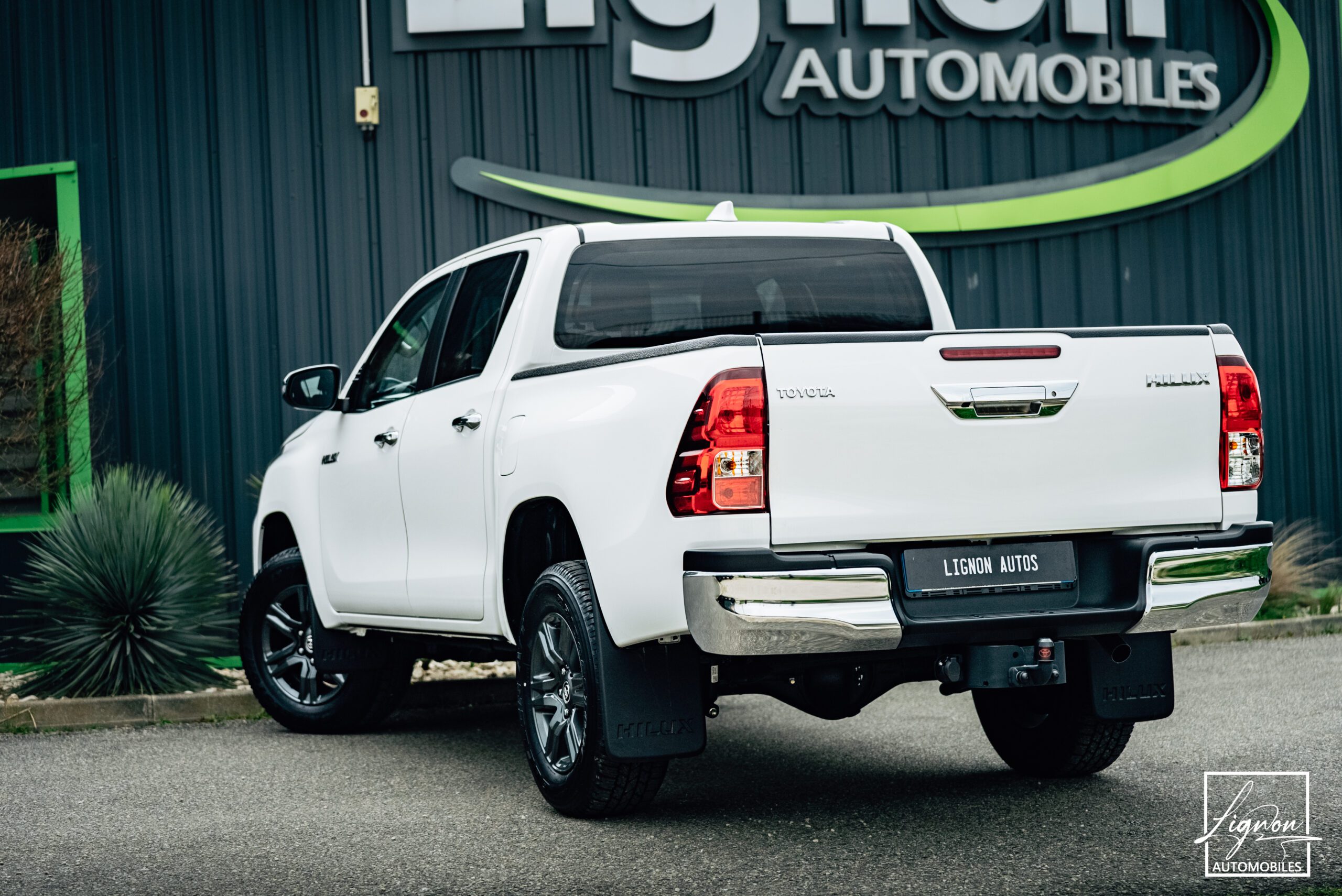 Photo Toyota Hilux Legende 4WD 2.4 150 D-4D 4 PLACES Double Cabine BVM6 - Attelage