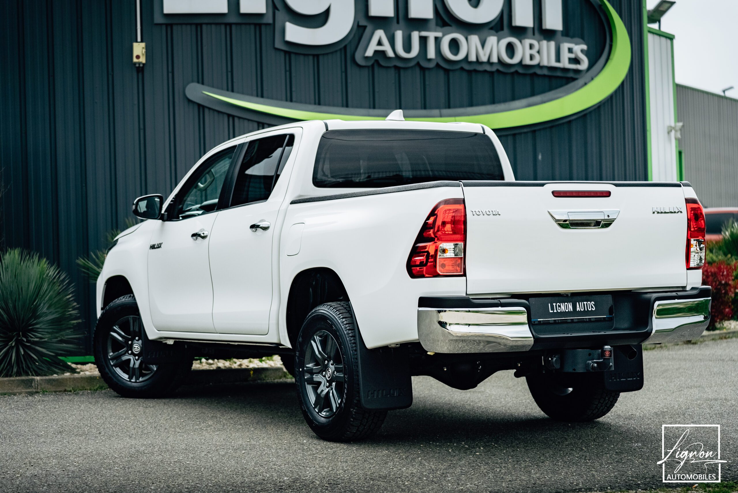 Photo Toyota Hilux Legende 4WD 2.4 150 D-4D 4 PLACES Double Cabine BVM6 - Attelage