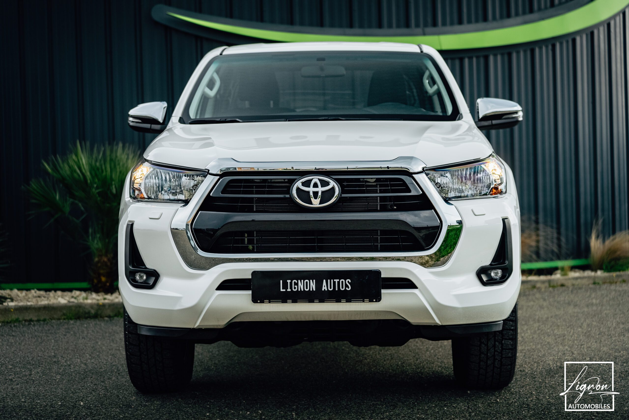Photo Toyota Hilux Legende 4WD 2.4 150 D-4D 4 PLACES Double Cabine BVM6 - Attelage
