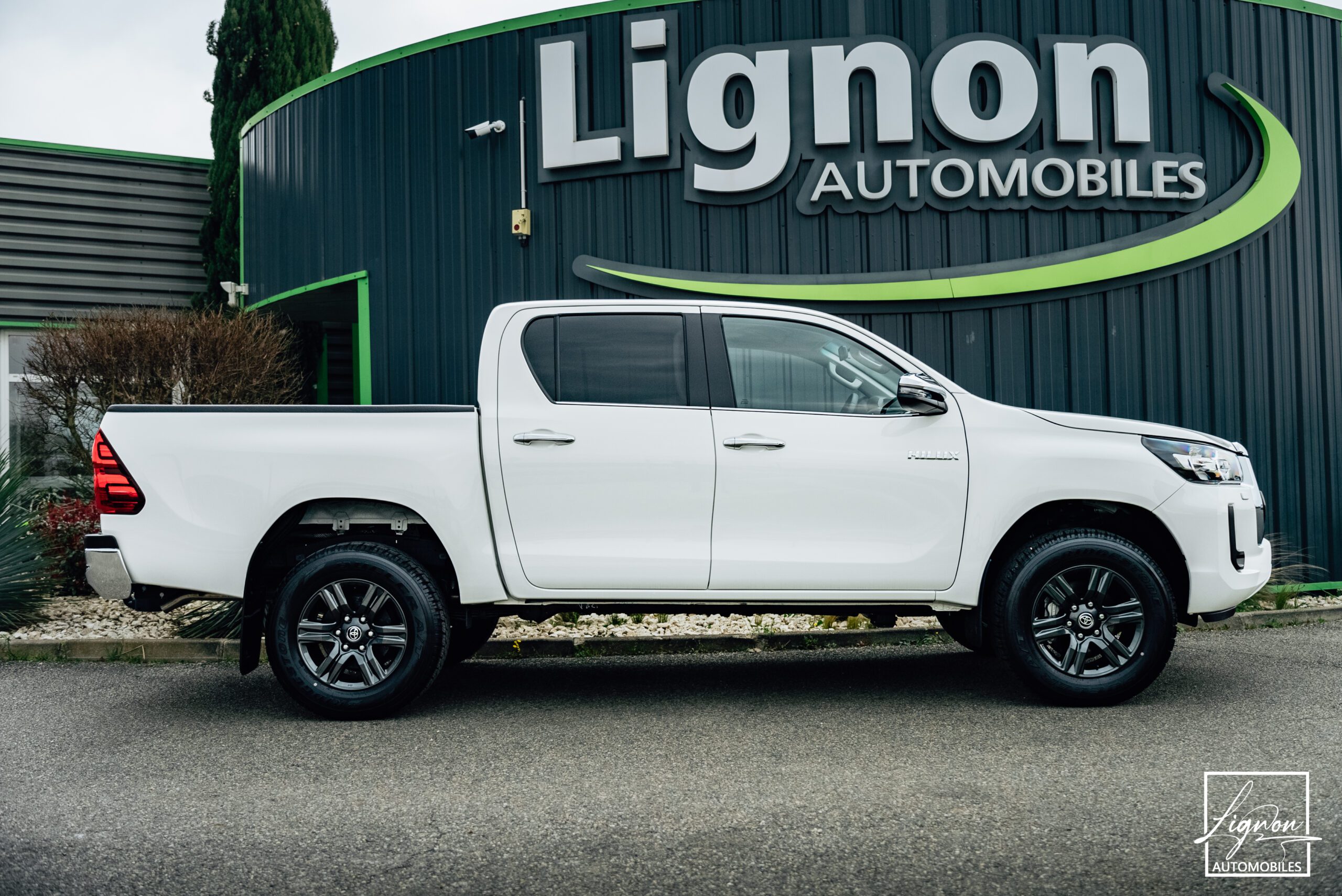 Photo Toyota Hilux Legende 4WD 2.4 150 D-4D 4 PLACES Double Cabine BVM6 - Attelage