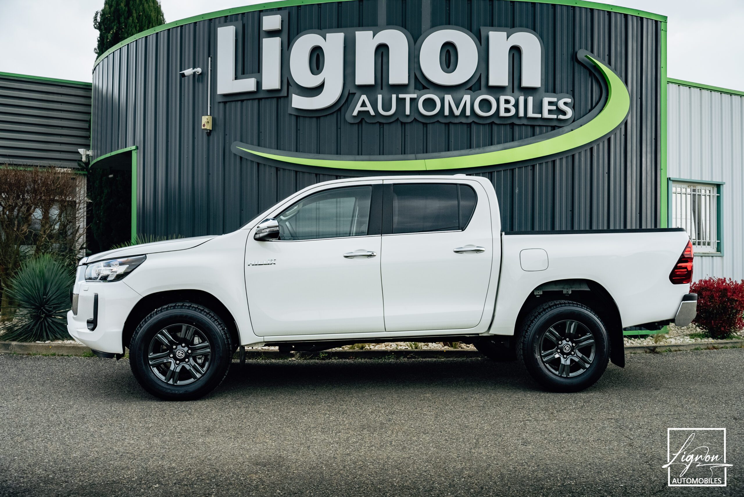 Photo Toyota Hilux Legende 4WD 2.4 150 D-4D 4 PLACES Double Cabine BVM6 - Attelage