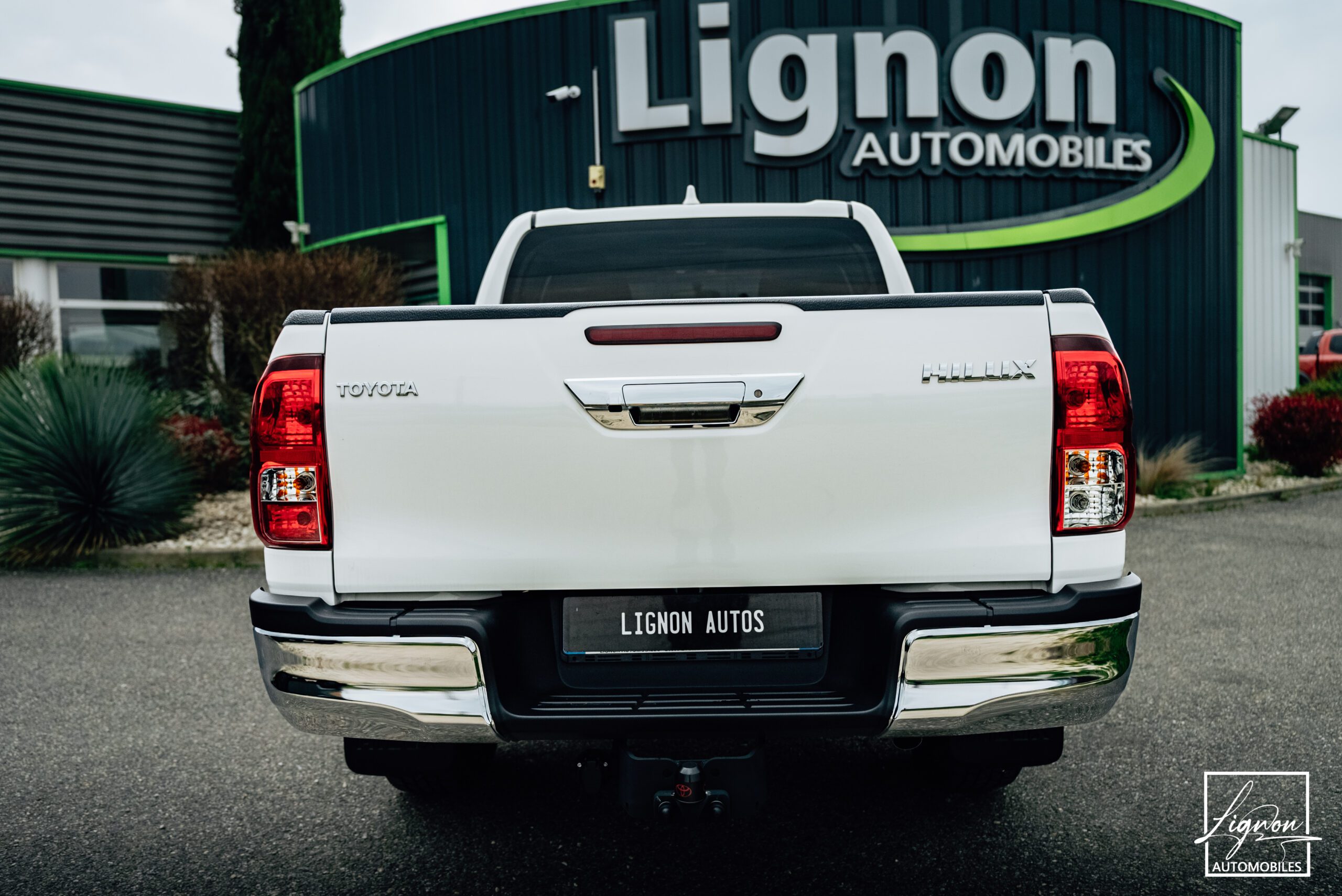 Photo Toyota Hilux Legende 4WD 2.4 150 D-4D 4 PLACES Double Cabine BVM6 - Attelage