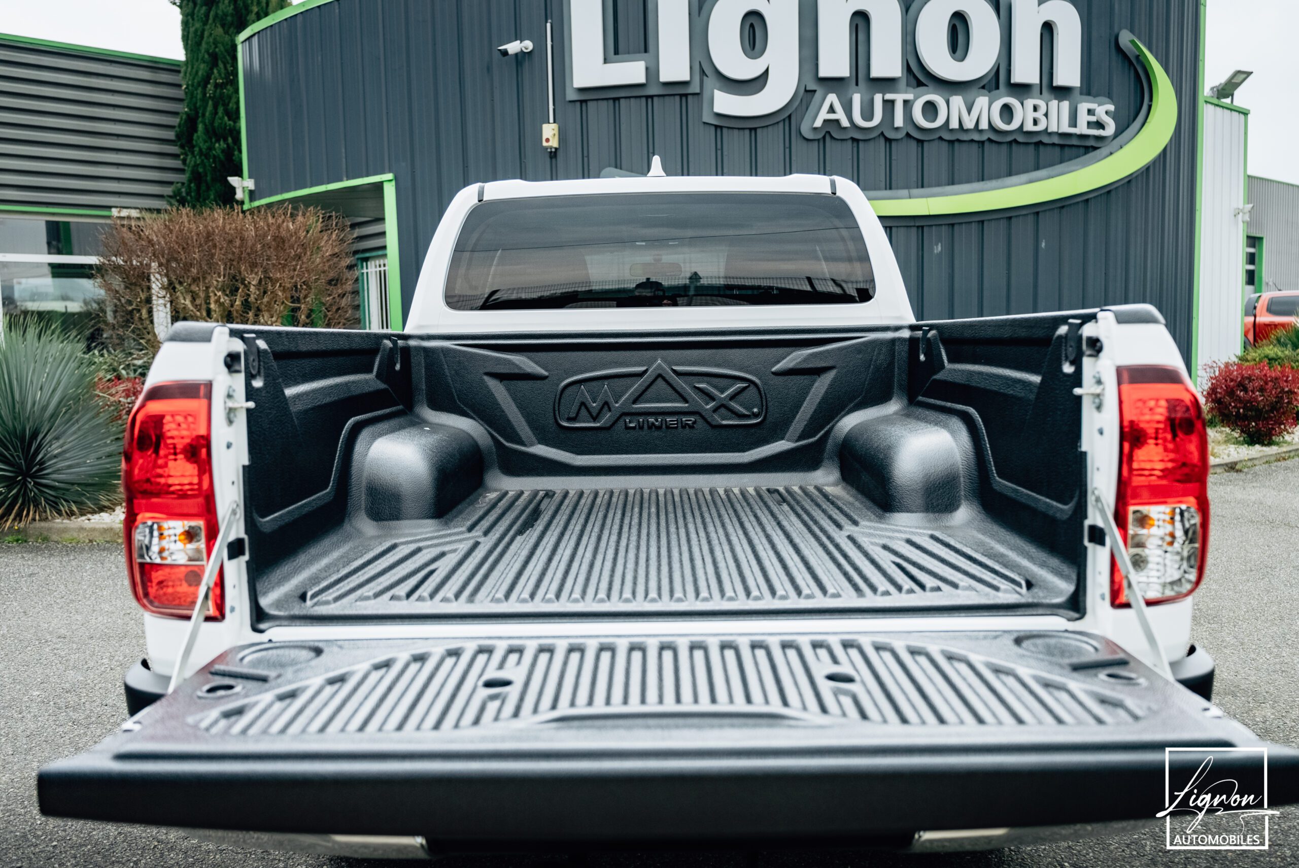 Photo Toyota Hilux Legende 4WD 2.4 150 D-4D 4 PLACES Double Cabine BVM6 - Attelage