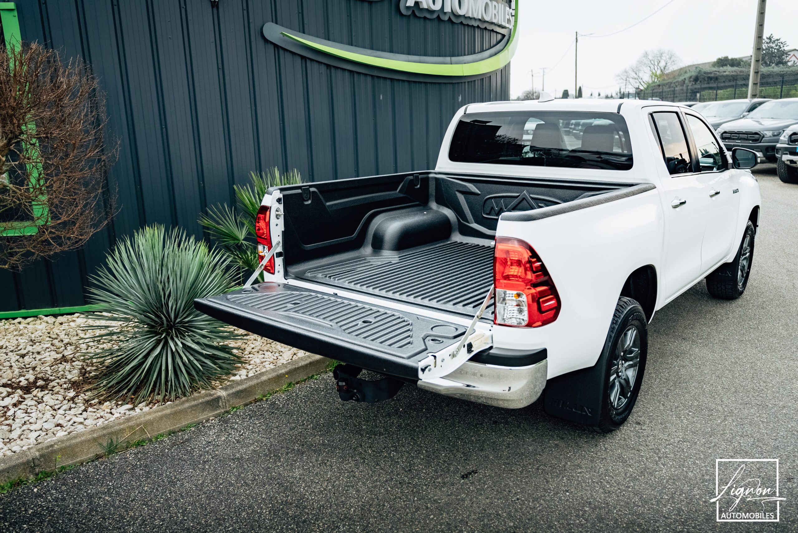 Photo Toyota Hilux Legende 4WD 2.4 150 D-4D 4 PLACES Double Cabine BVM6 - Attelage