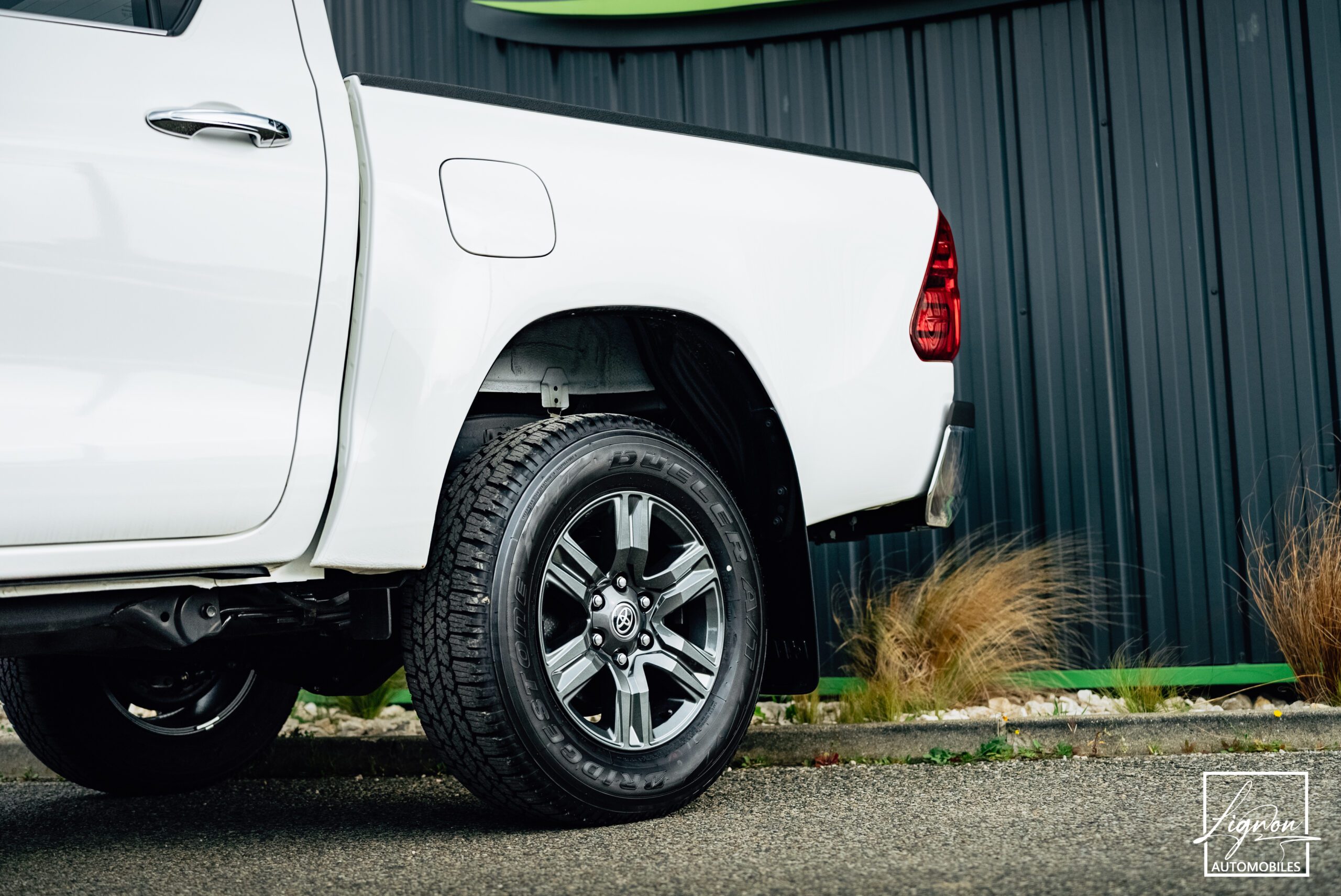 Photo Toyota Hilux Legende 4WD 2.4 150 D-4D 4 PLACES Double Cabine BVM6 - Attelage