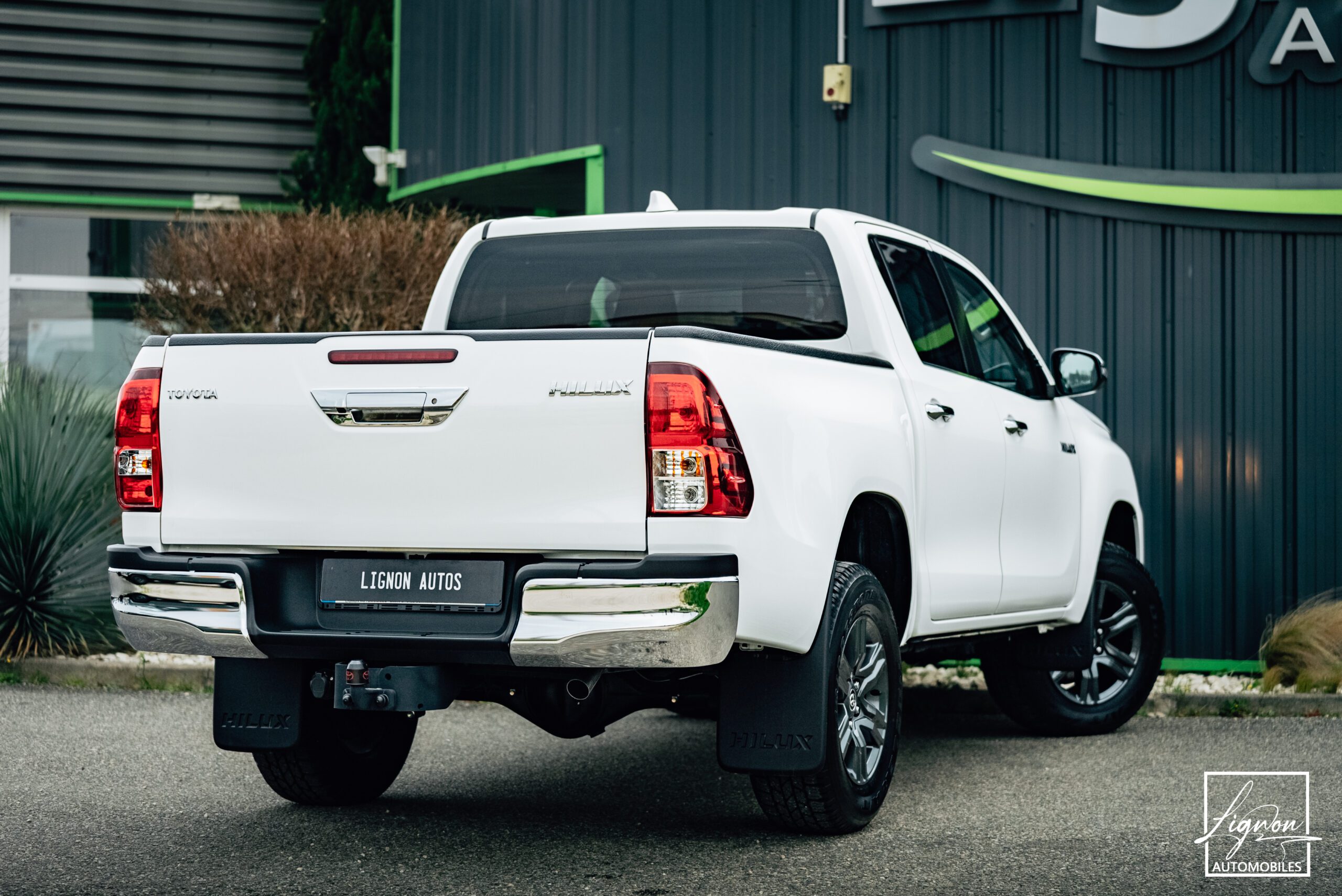 Toyota Hilux Legende 4WD 2.4 150 D-4D 4 PLACES Double Cabine BVM6 - Attelage