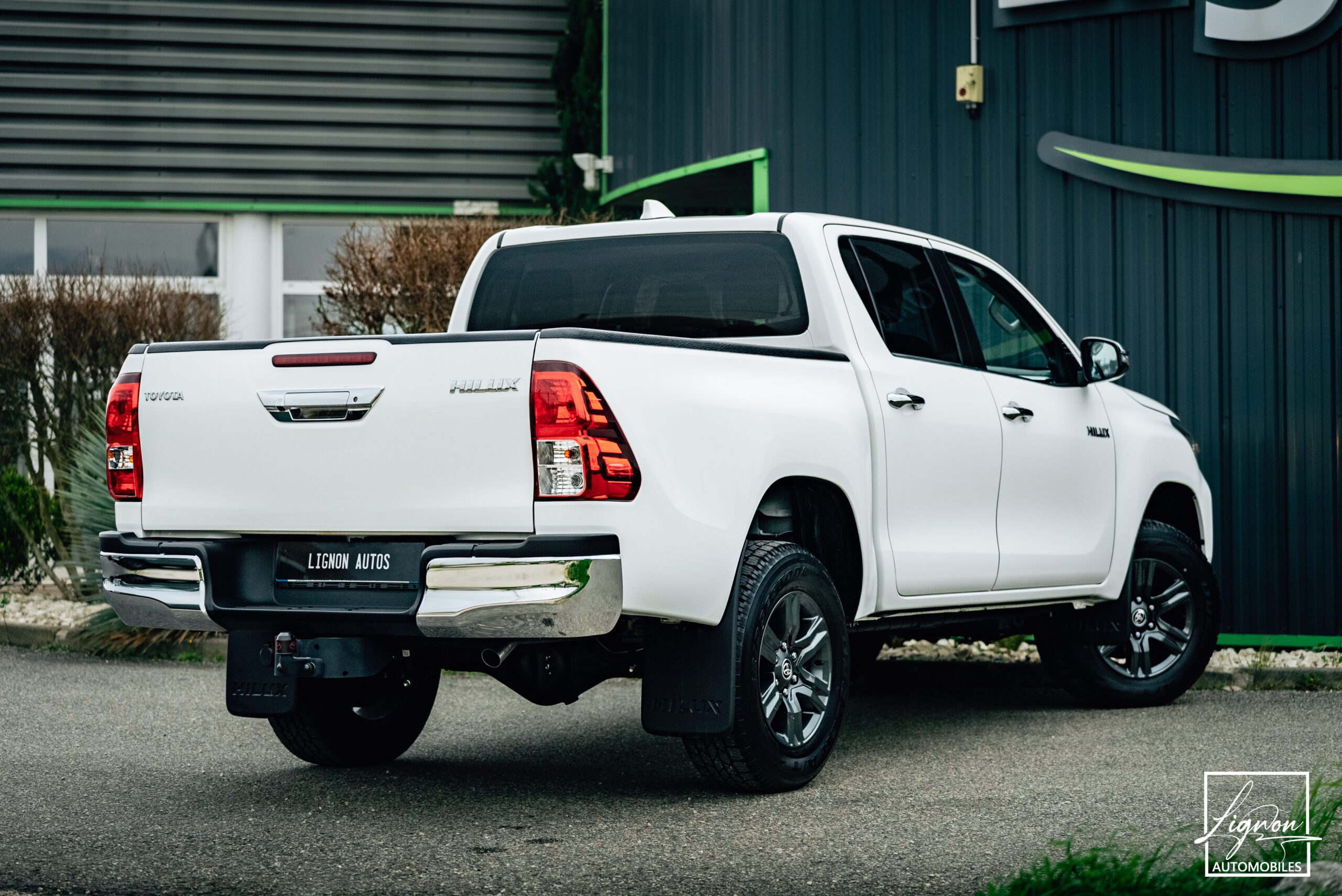 Photo Toyota Hilux Legende 4WD 2.4 150 D-4D 4 PLACES Double Cabine BVM6 - Attelage