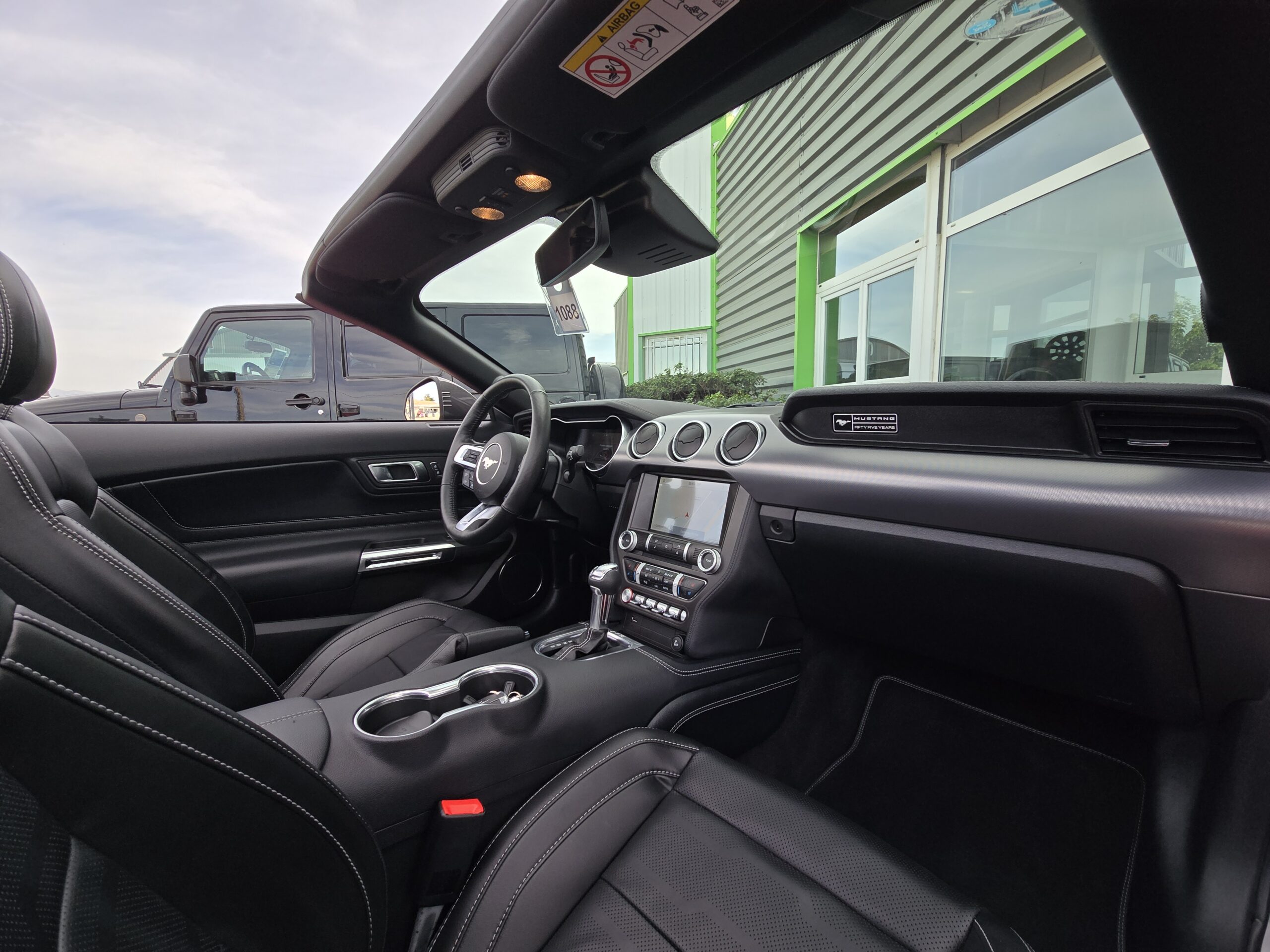 Photo Ford Mustang Cabriolet Gt 5.0l V8 450 Bva10 Premium 12/2020 "55th Years" - Immat France - Pas de malus