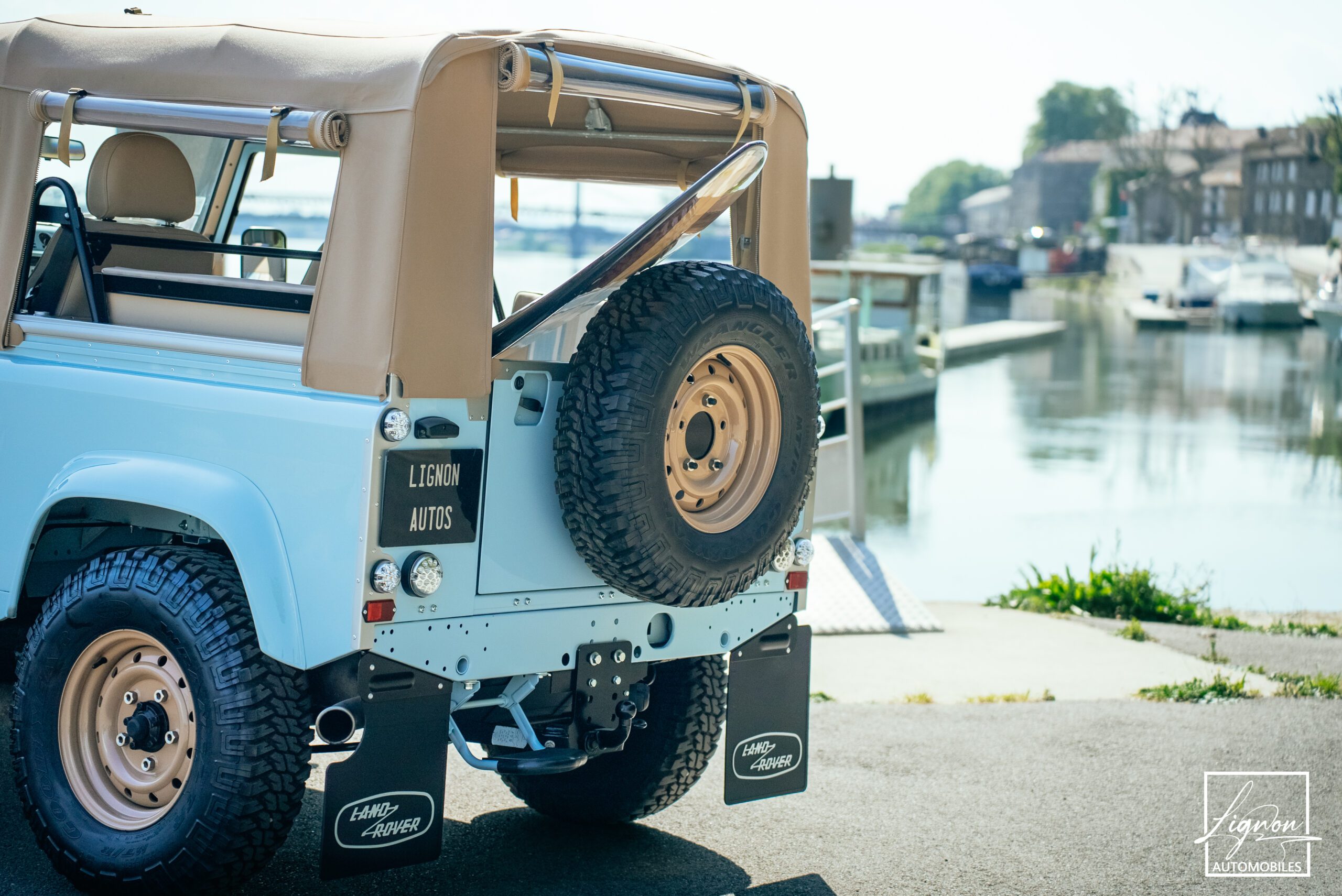 Photo Land Rover Defender 90 TD4 2.4L Soft Top "Plage"